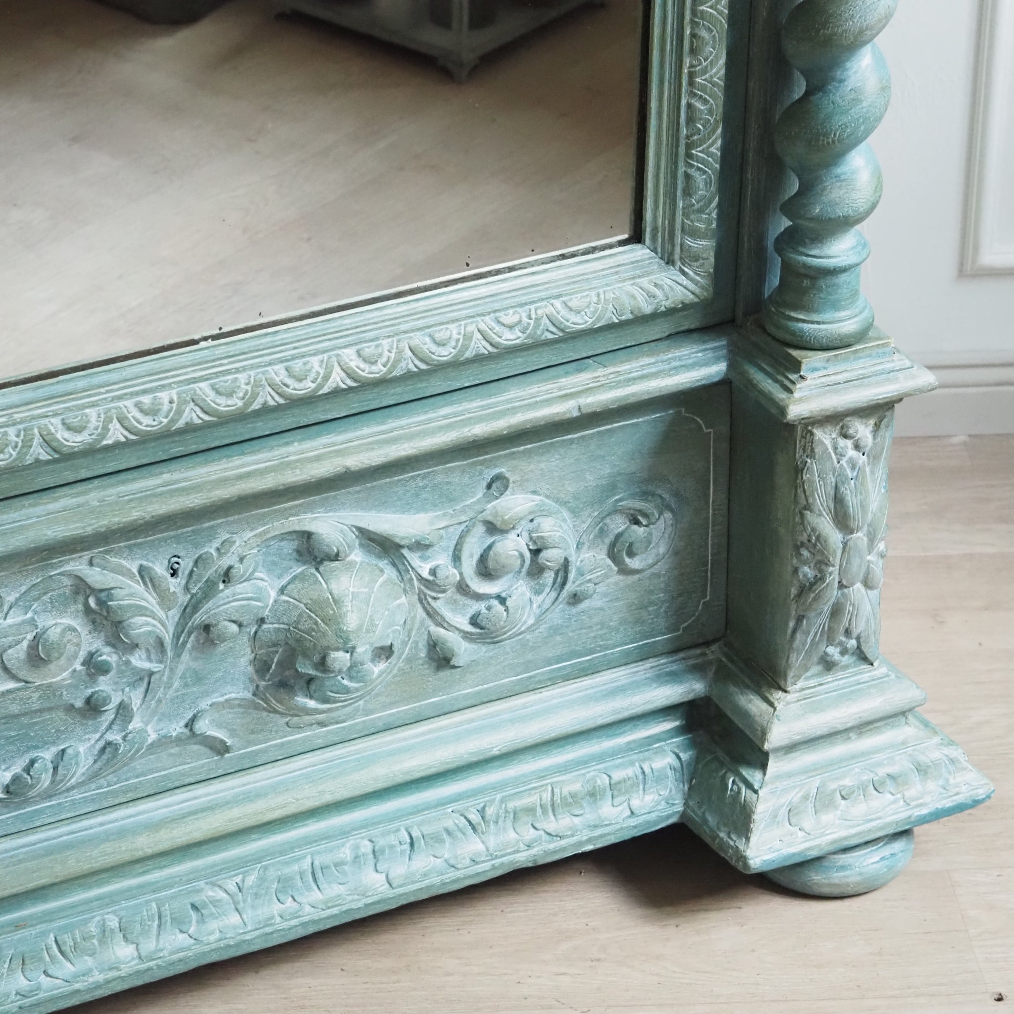 Historischer Spiegelkleiderschrank aus der Gründerzeit - Antiker Schrank, patiniert