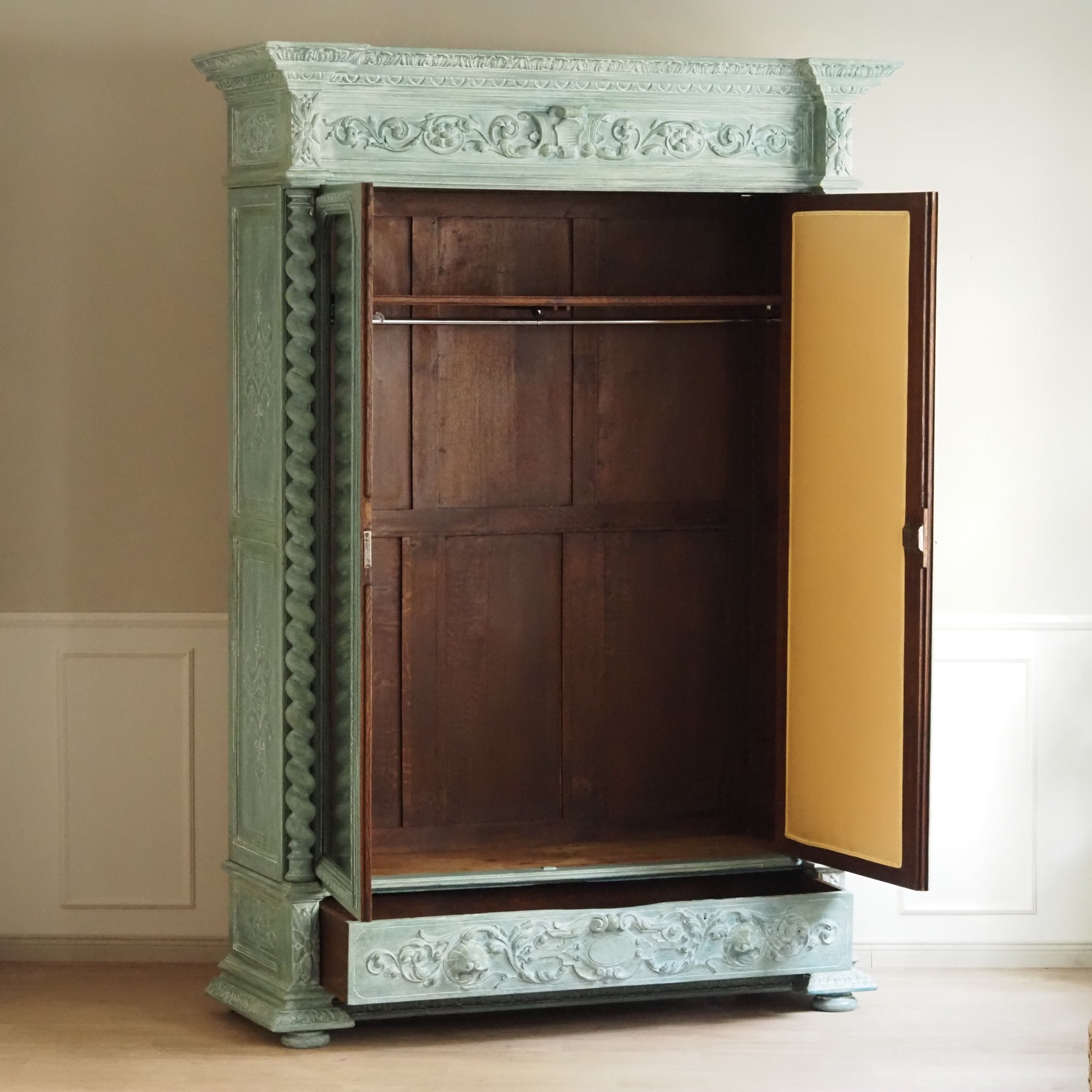 Historischer Spiegelkleiderschrank aus der Gründerzeit - Antiker Schrank, patiniert