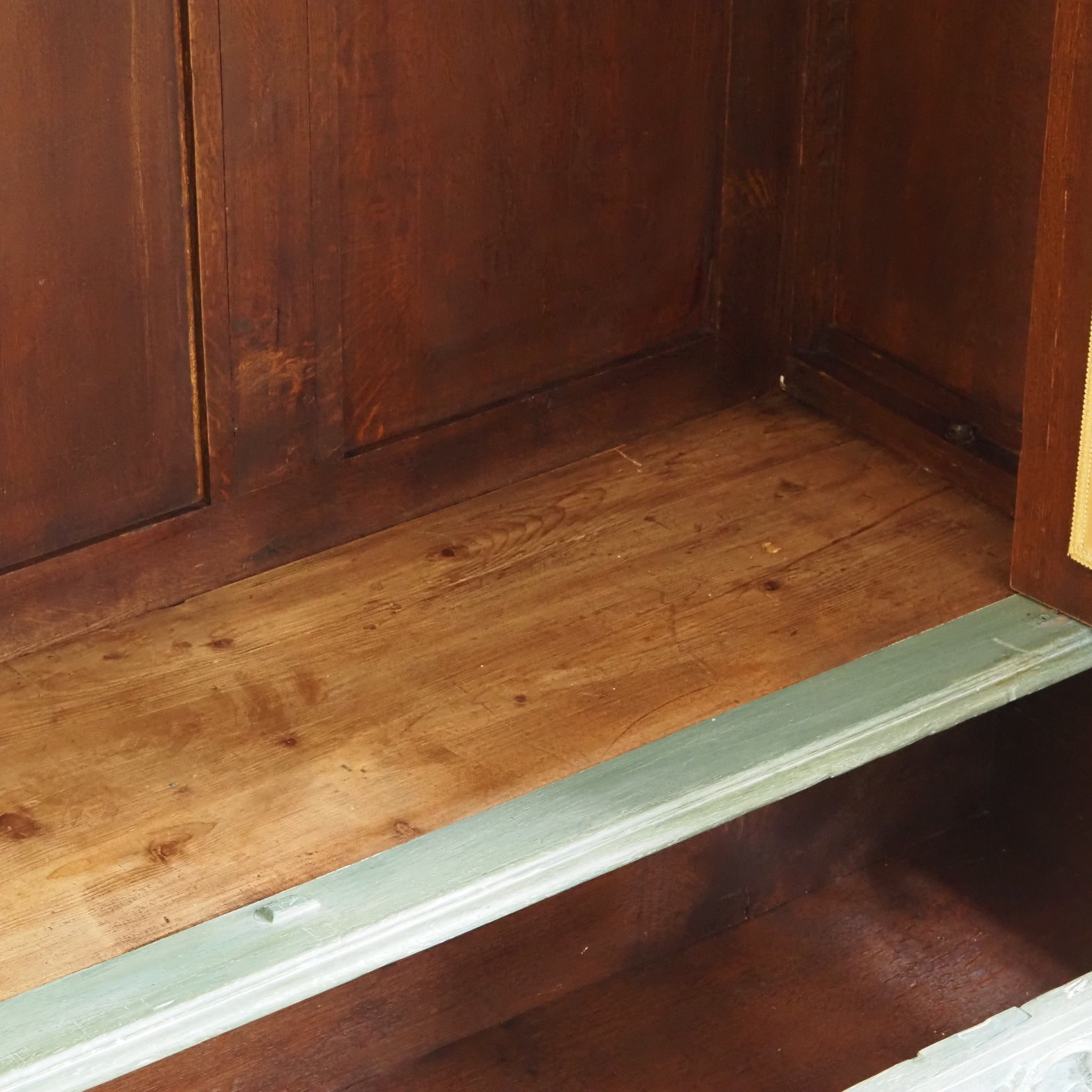Historischer Spiegelkleiderschrank aus der Gründerzeit - Antiker Schrank, patiniert