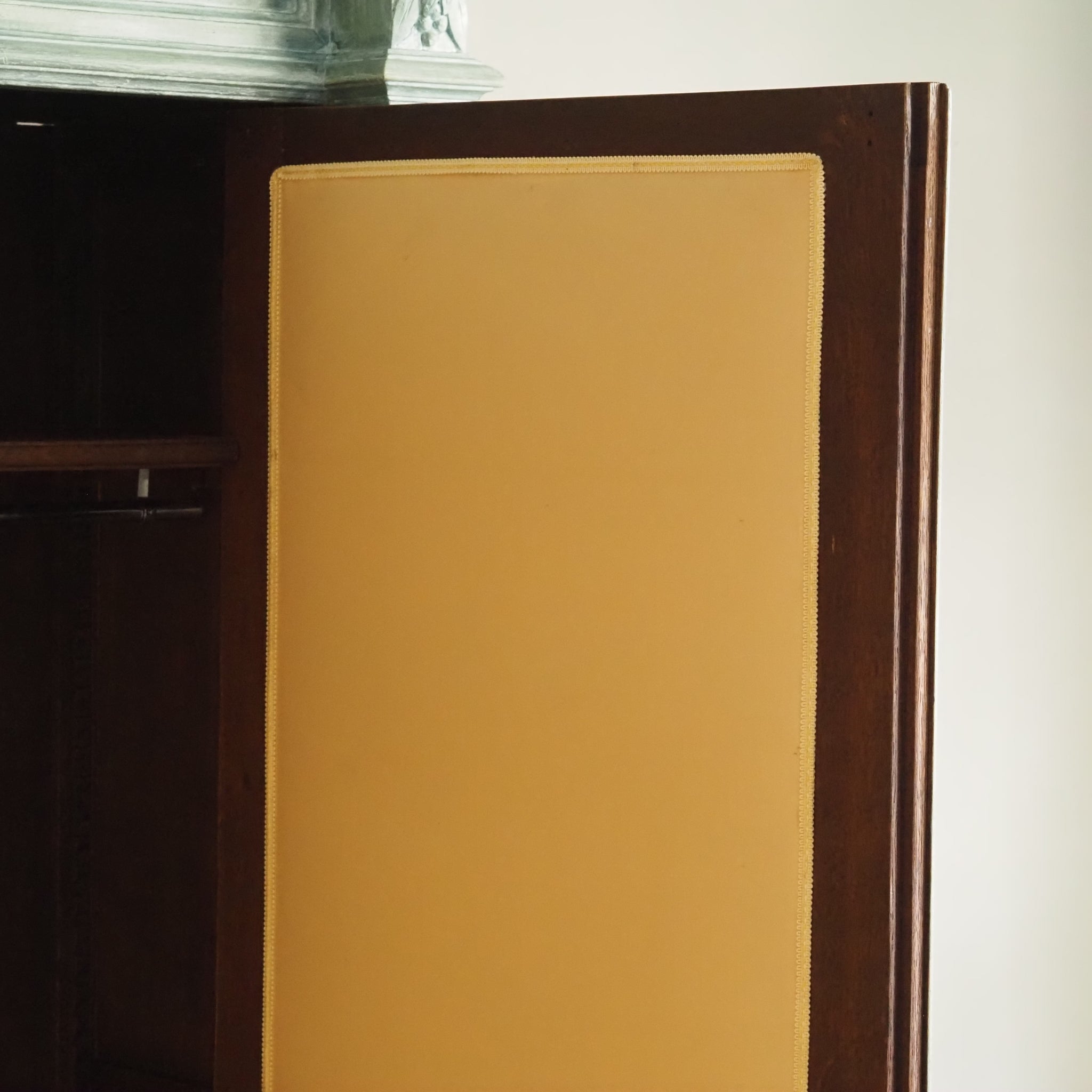 Historischer Spiegelkleiderschrank aus der Gründerzeit - Antiker Schrank, patiniert
