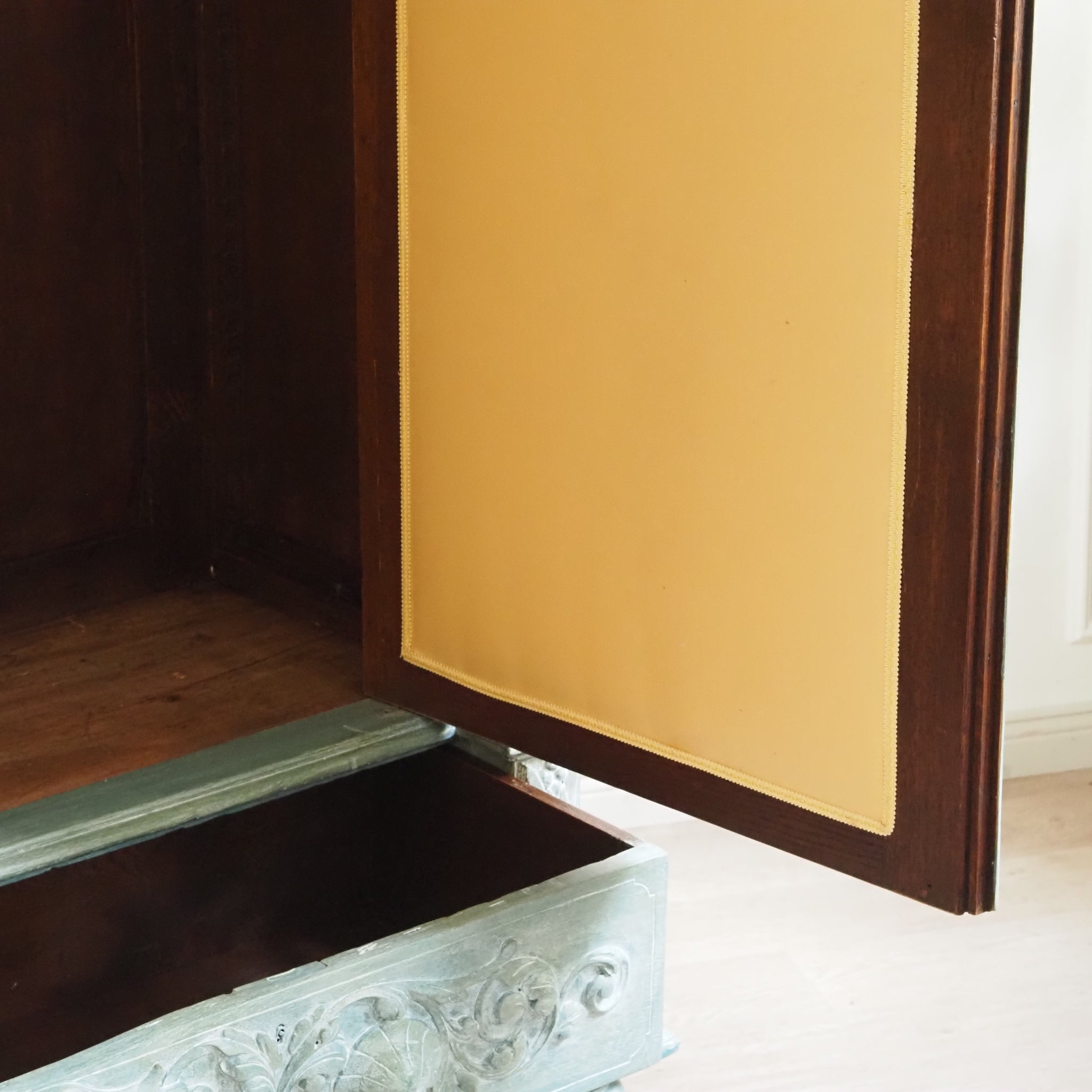 Historischer Spiegelkleiderschrank aus der Gründerzeit - Antiker Schrank, patiniert