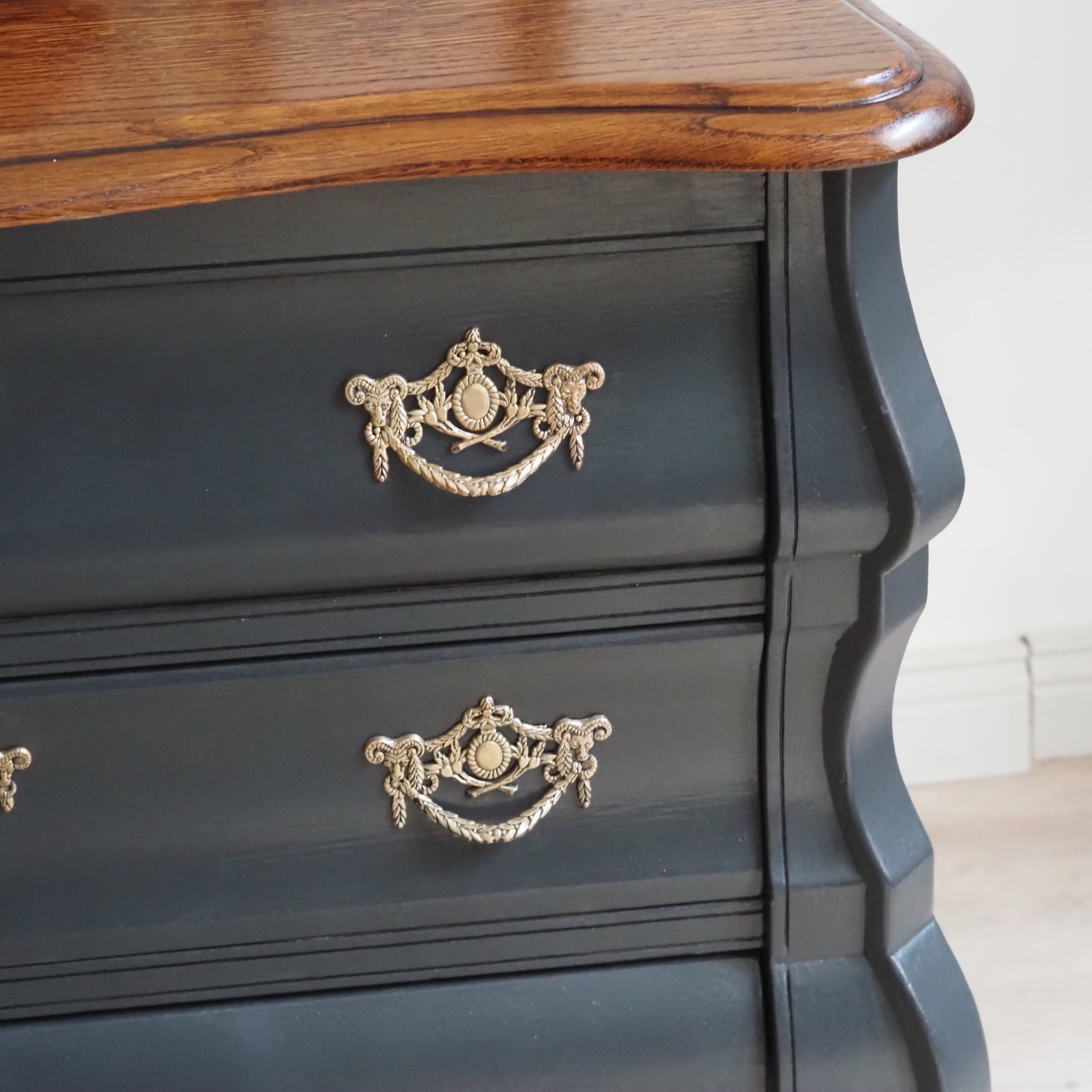 Barock Kommode Vintage schwarz lackiert – Naturholzplatte, 19. Jahrhundert