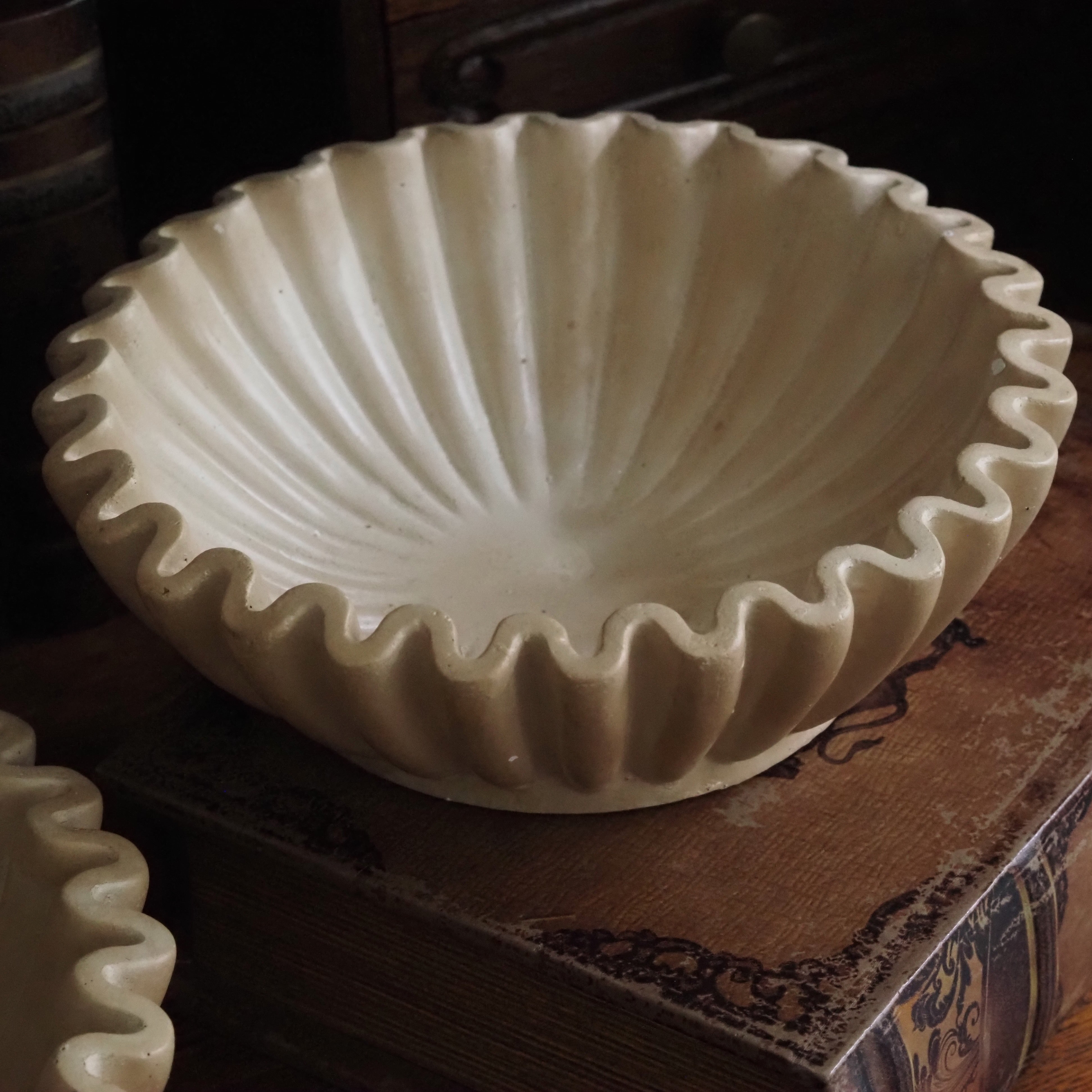 Keramikschale geriffelt · organische Form in Beige