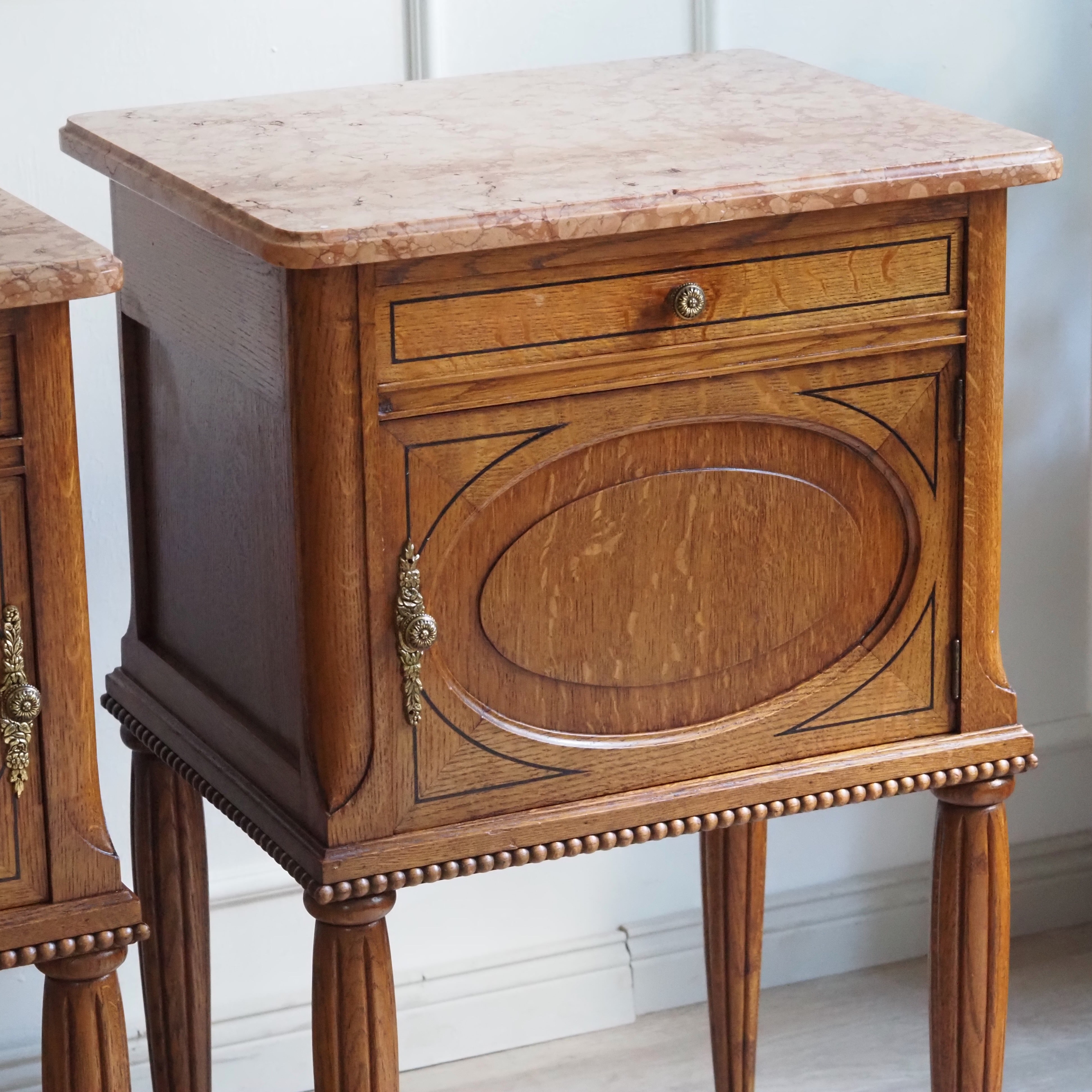 Antikes Paar Nachttische - Eiche, Marmor Louis-XVI-Stil um 1920