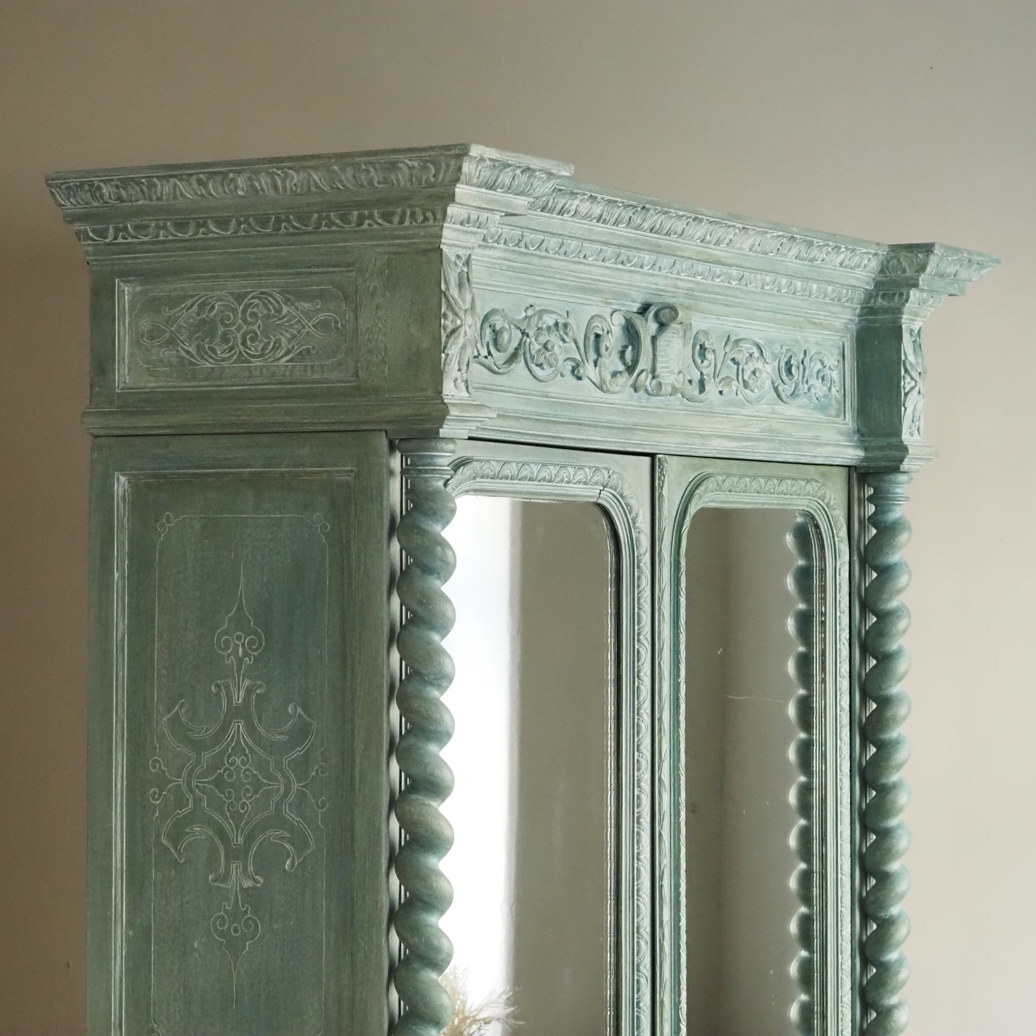 Historischer Spiegelkleiderschrank aus der Gründerzeit - Antiker Schrank, patiniert