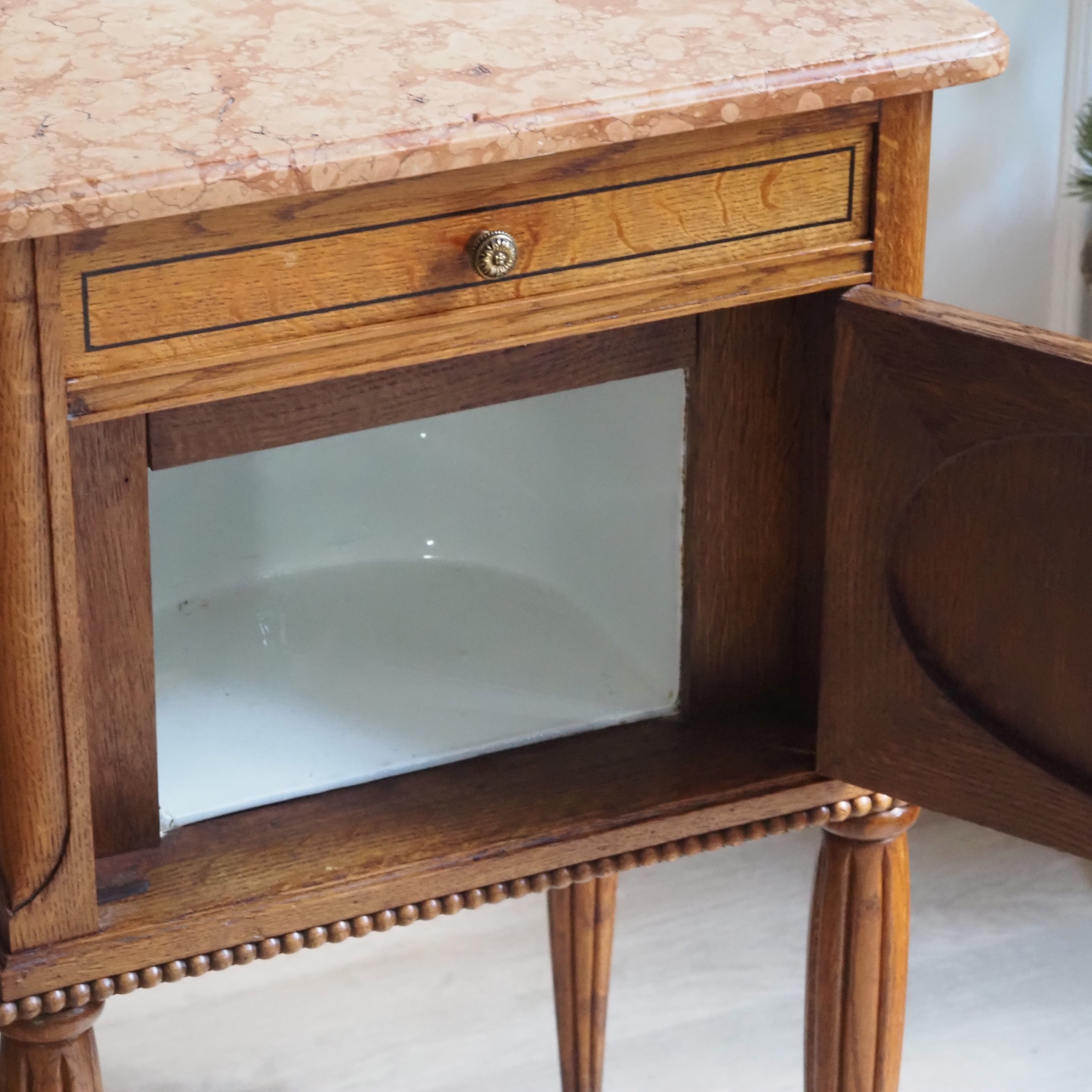 Antikes Paar Nachttische - Eiche, Marmor Louis-XVI-Stil um 1920