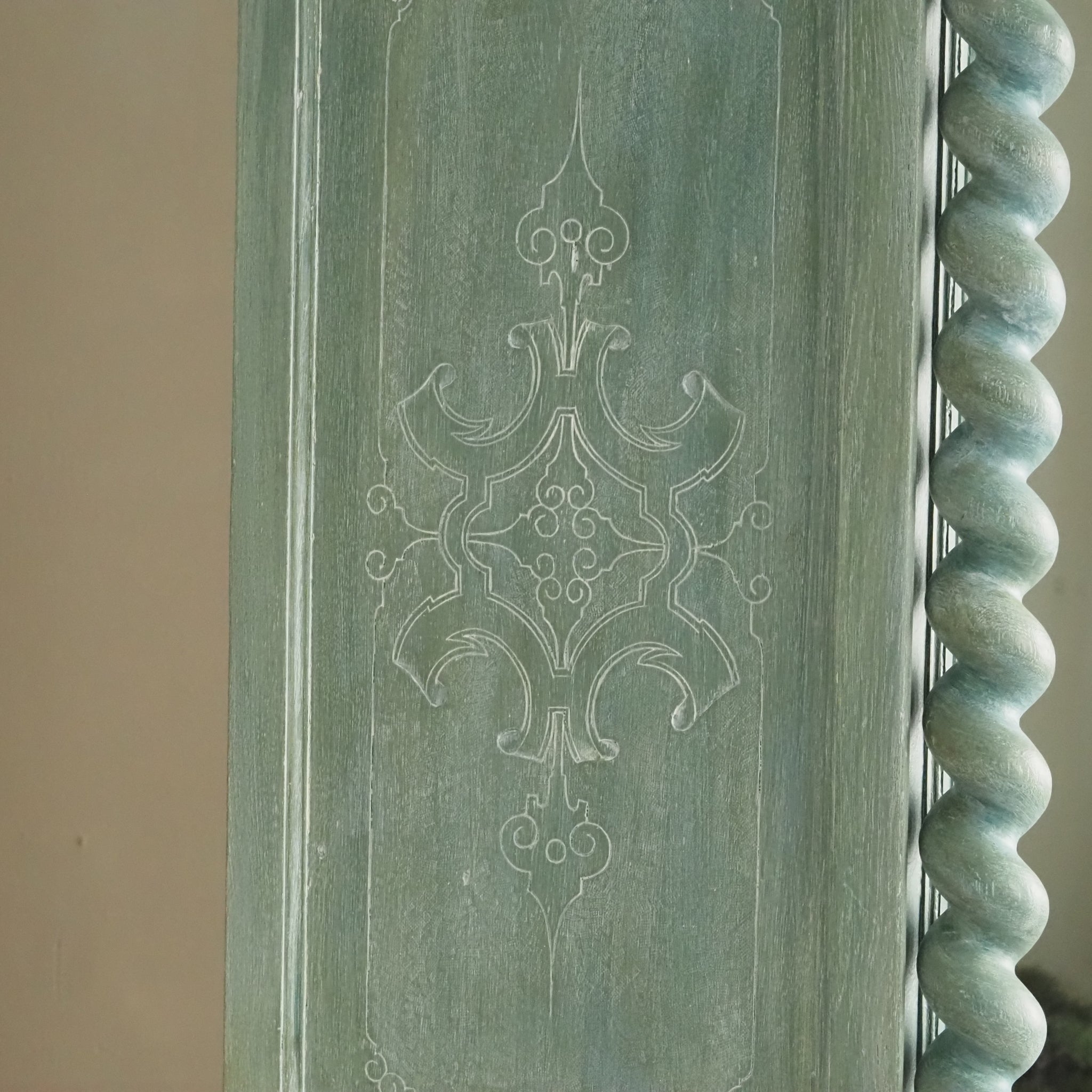 Historischer Spiegelkleiderschrank aus der Gründerzeit - Antiker Schrank, patiniert