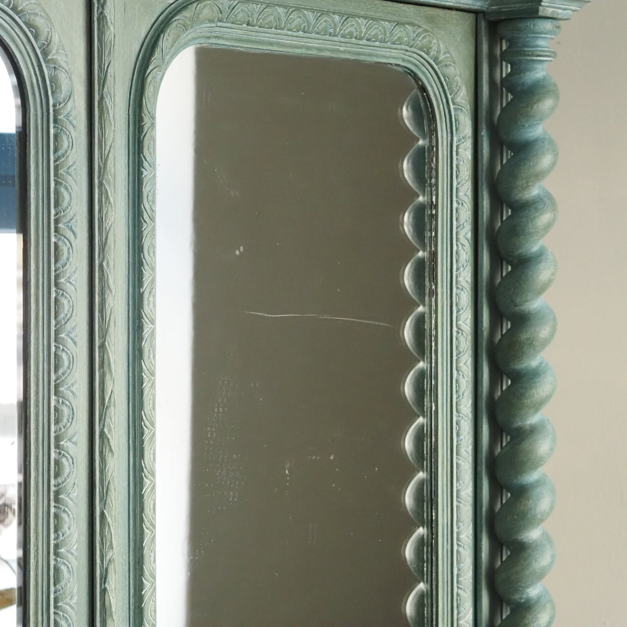 Historischer Spiegelkleiderschrank aus der Gründerzeit - Antiker Schrank, patiniert
