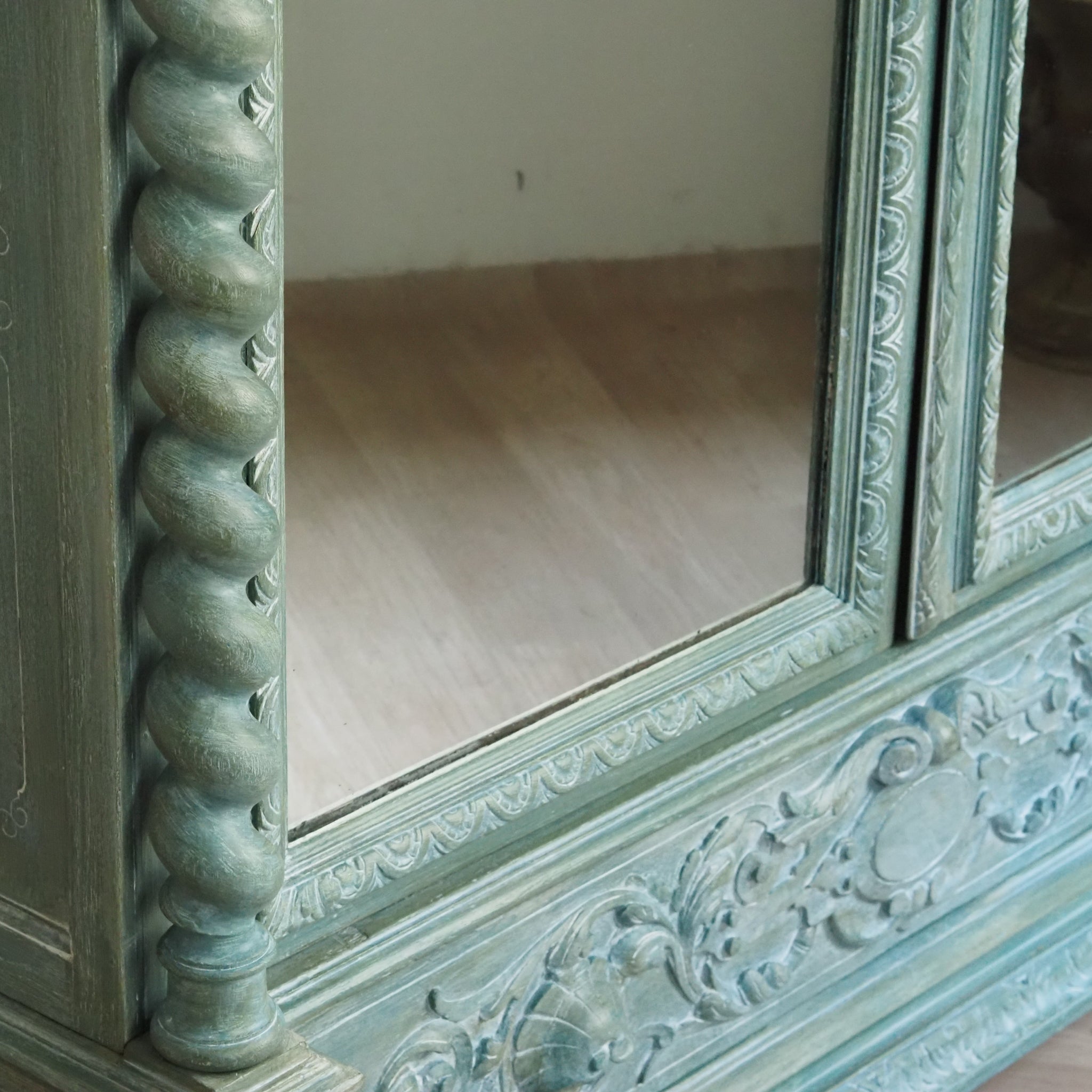 Historischer Spiegelkleiderschrank aus der Gründerzeit - Antiker Schrank, patiniert