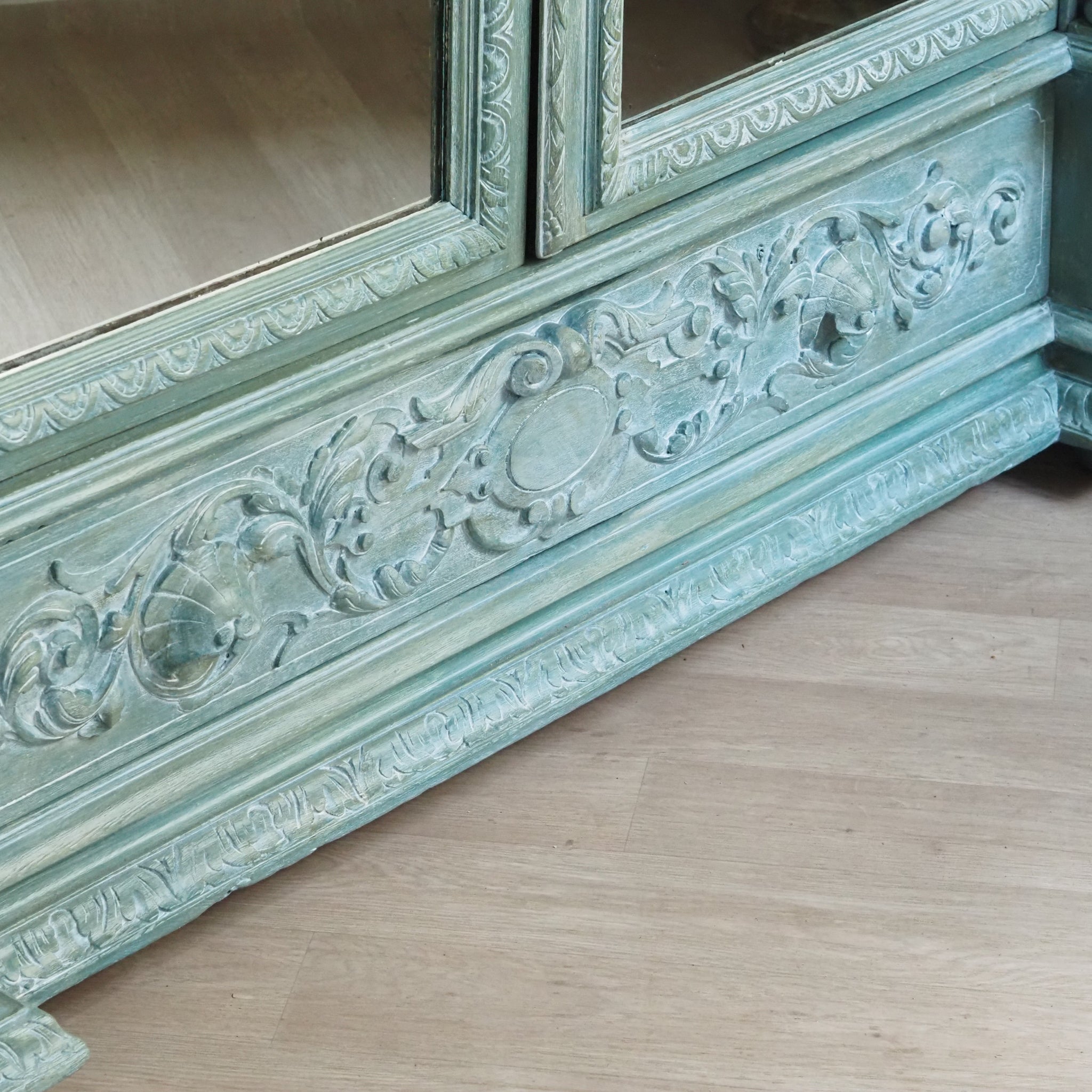 Historischer Spiegelkleiderschrank aus der Gründerzeit - Antiker Schrank, patiniert