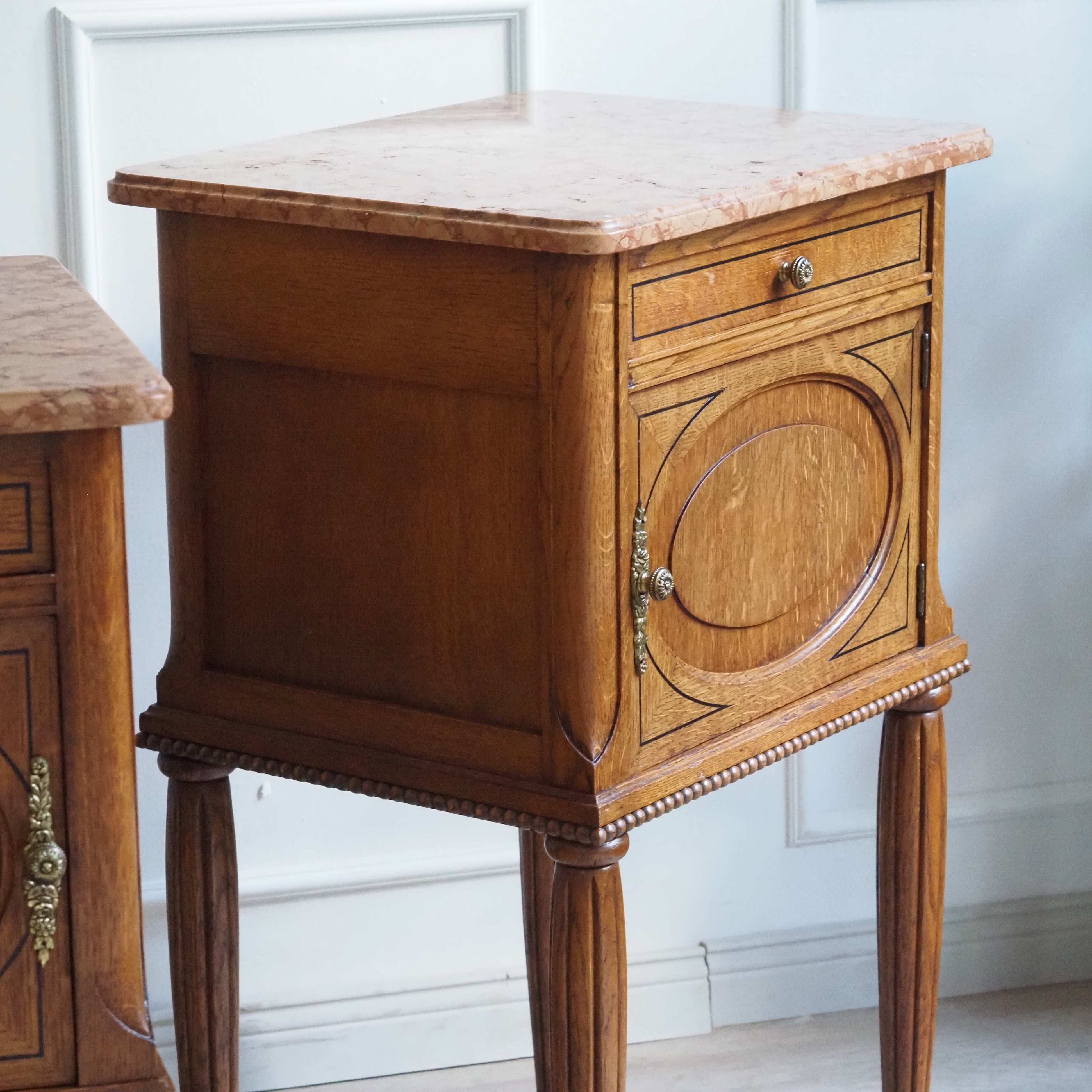 Antikes Paar Nachttische - Eiche, Marmor Louis-XVI-Stil um 1920