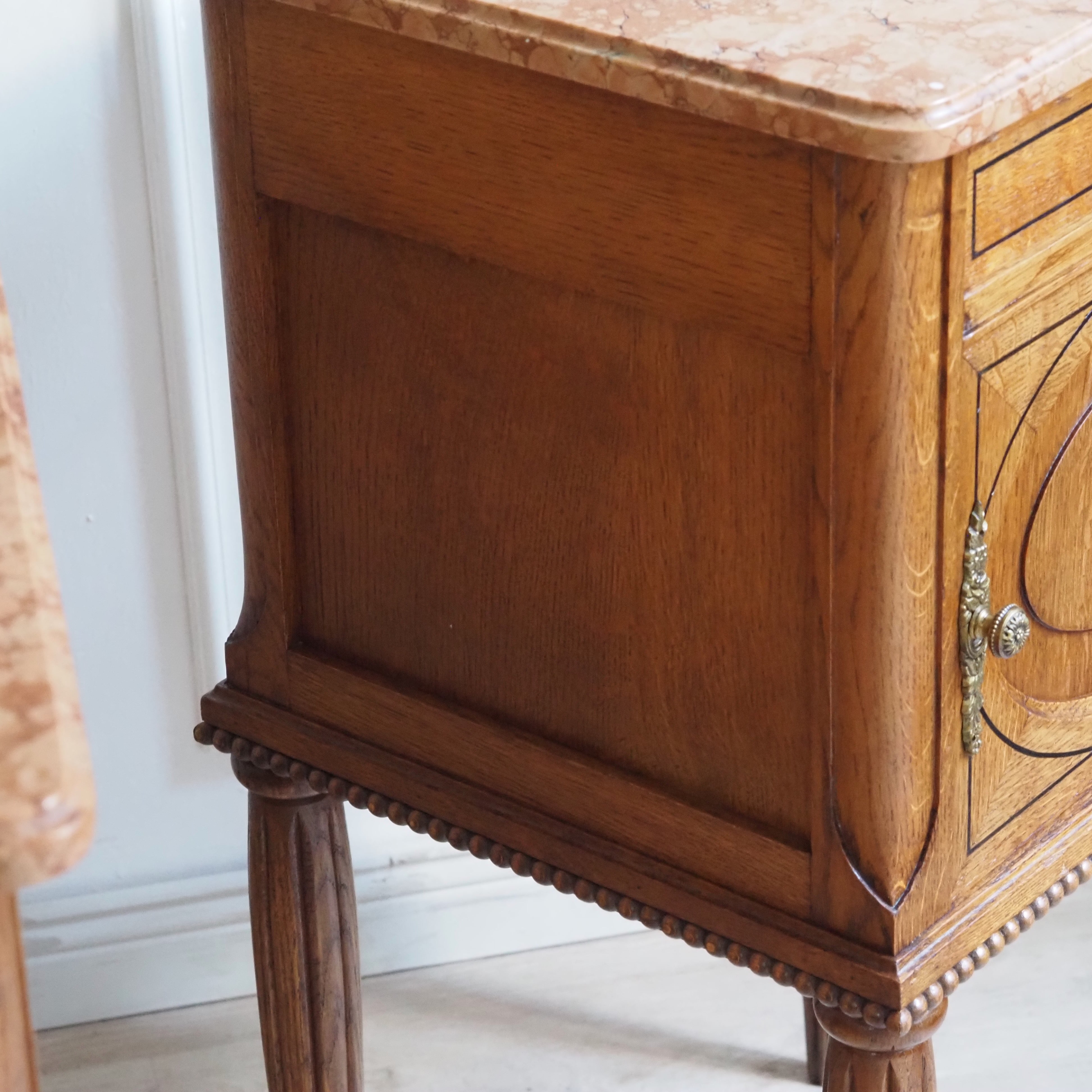Antikes Paar Nachttische - Eiche, Marmor Louis-XVI-Stil um 1920
