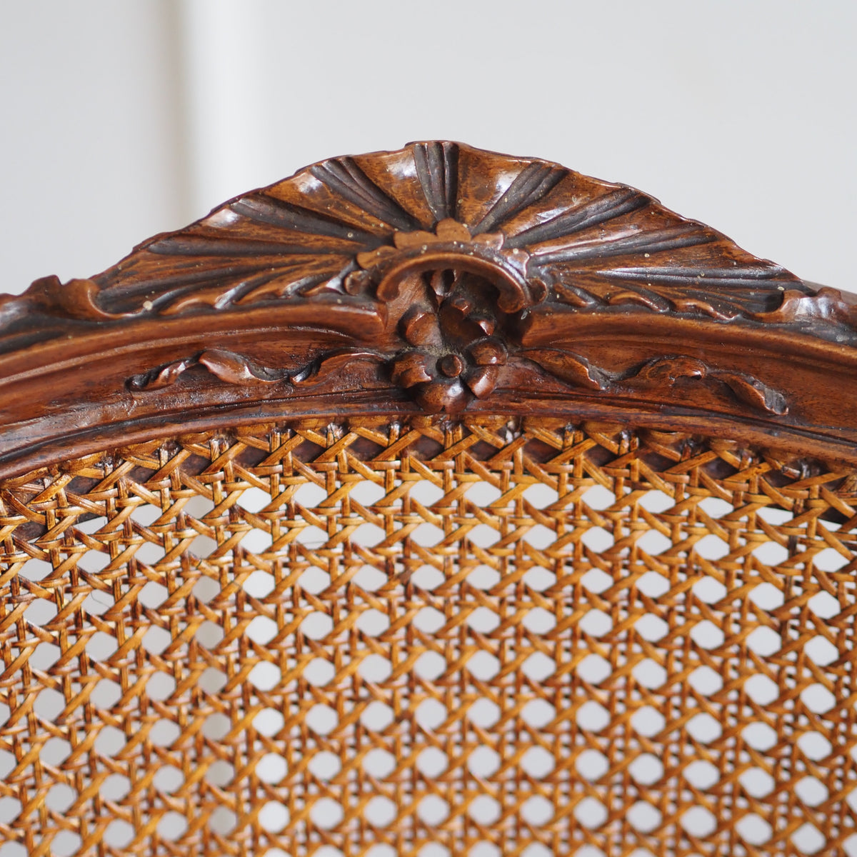 Armlehnstuhl im Louis-XV-Stil mit Wiener Geflecht, Nussbaum, um 1900