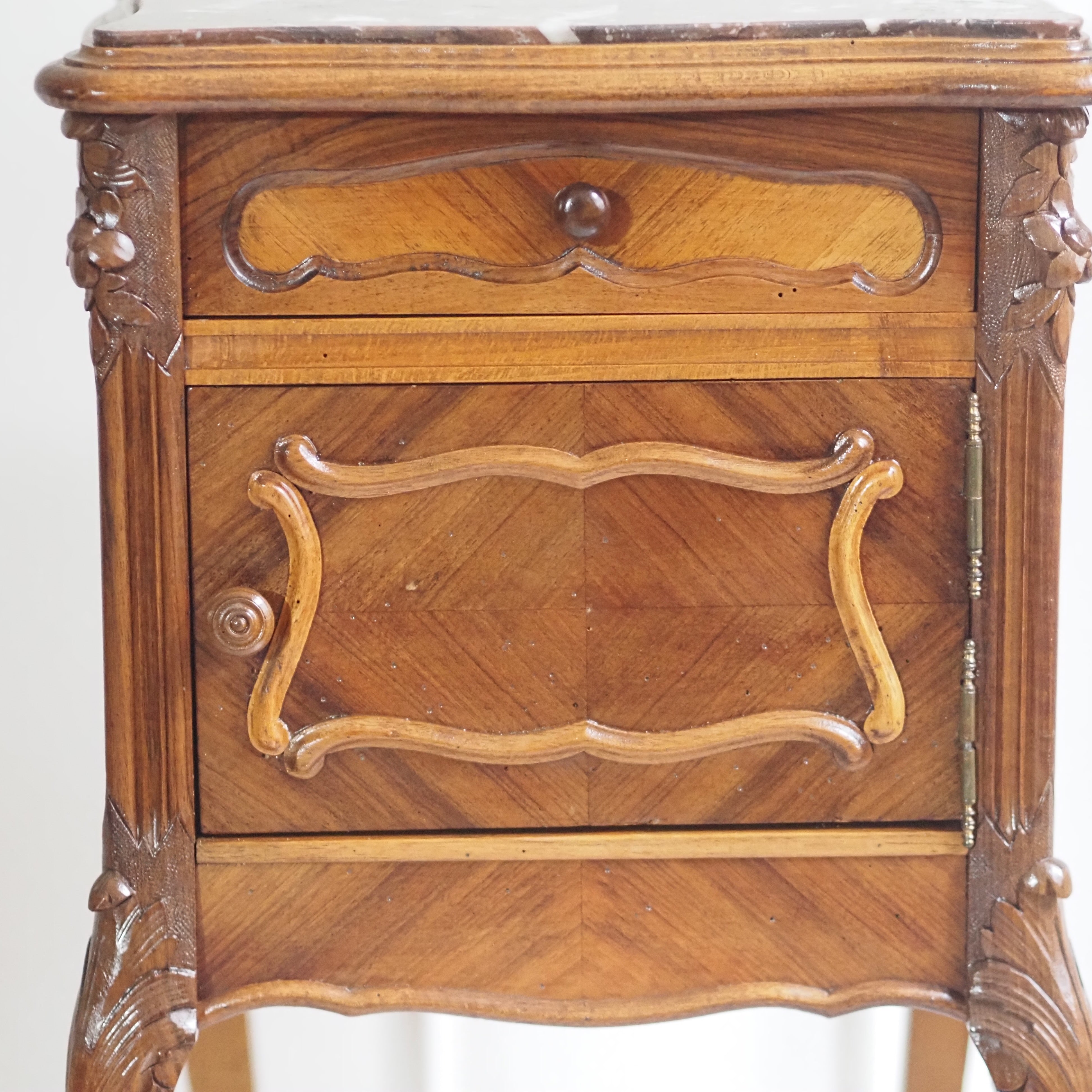 Antiker Nachttisch mit Marmorplatte Louis XV Stil um 1900