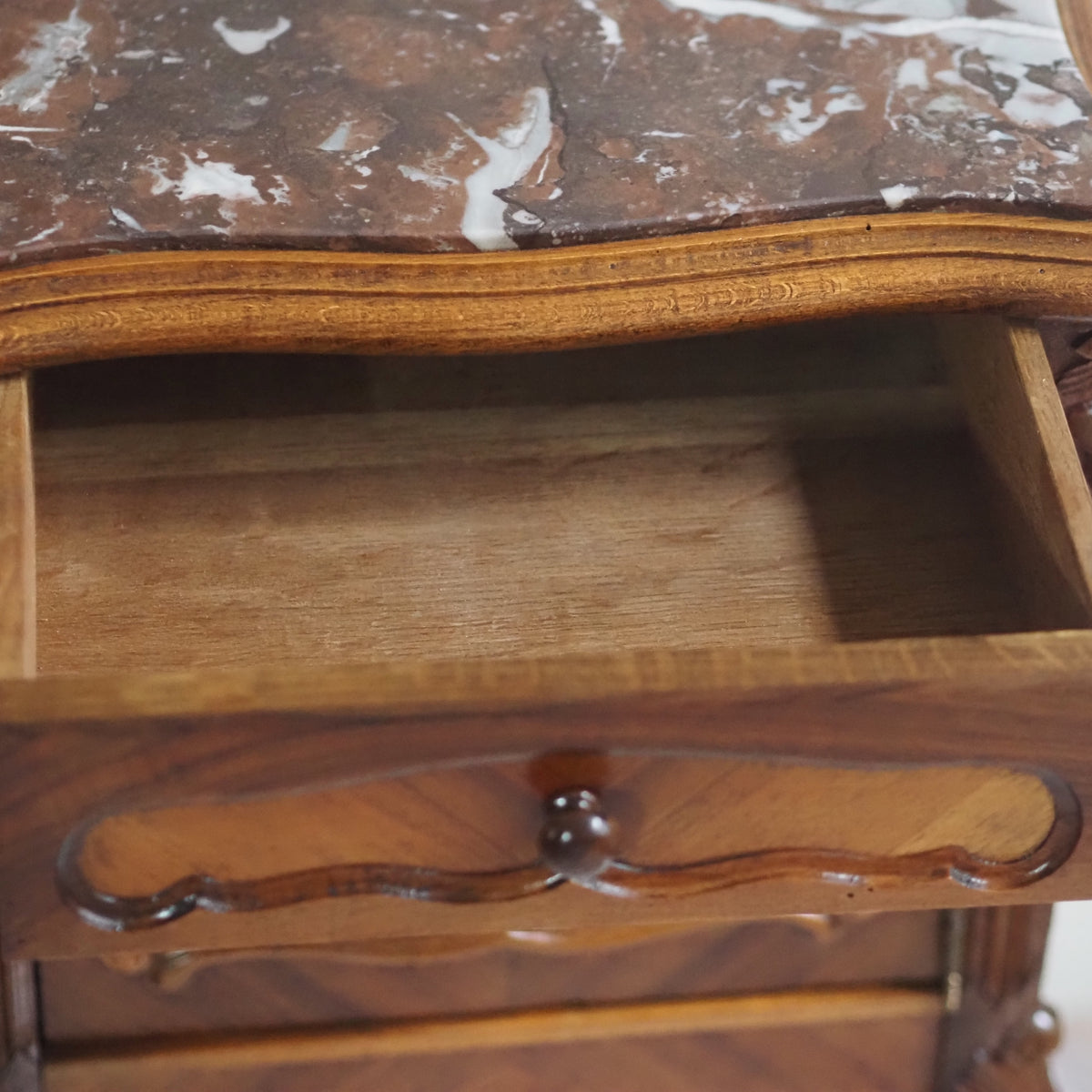 Antiker Nachttisch mit Marmorplatte Louis XV Stil um 1900