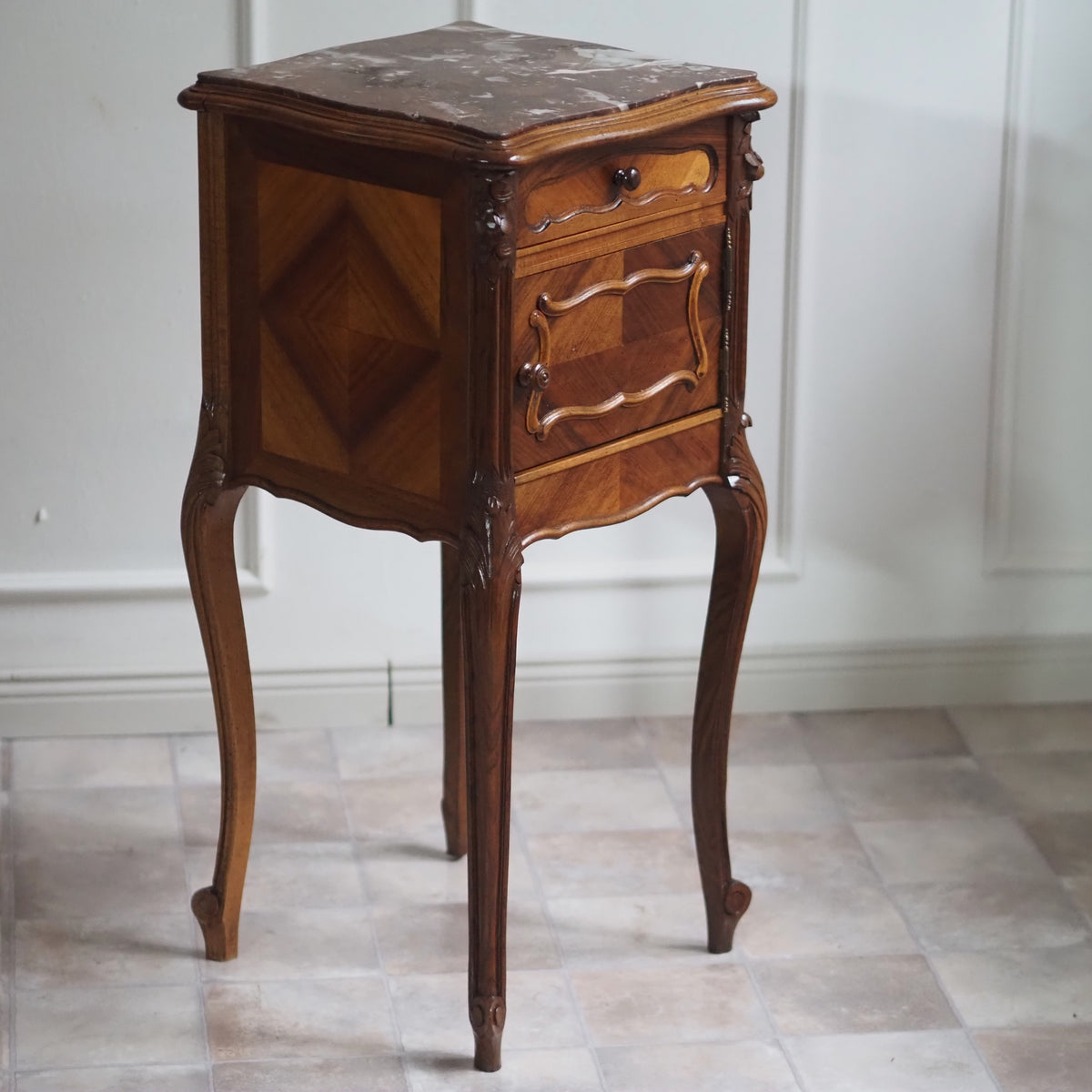 Antiker Nachttisch mit Marmorplatte Louis XV Stil um 1900