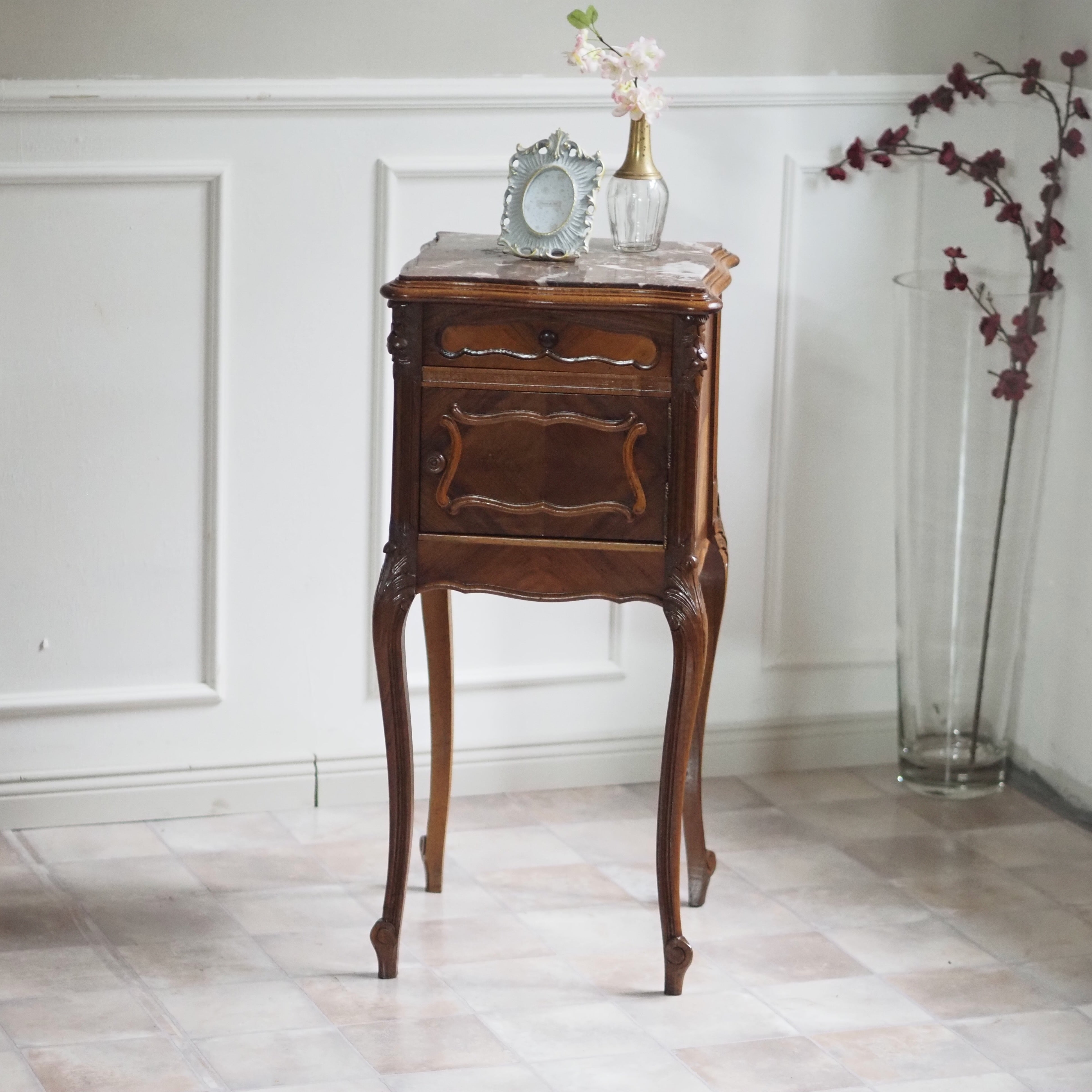 Antiker Nachttisch mit Marmorplatte Louis XV Stil um 1900
