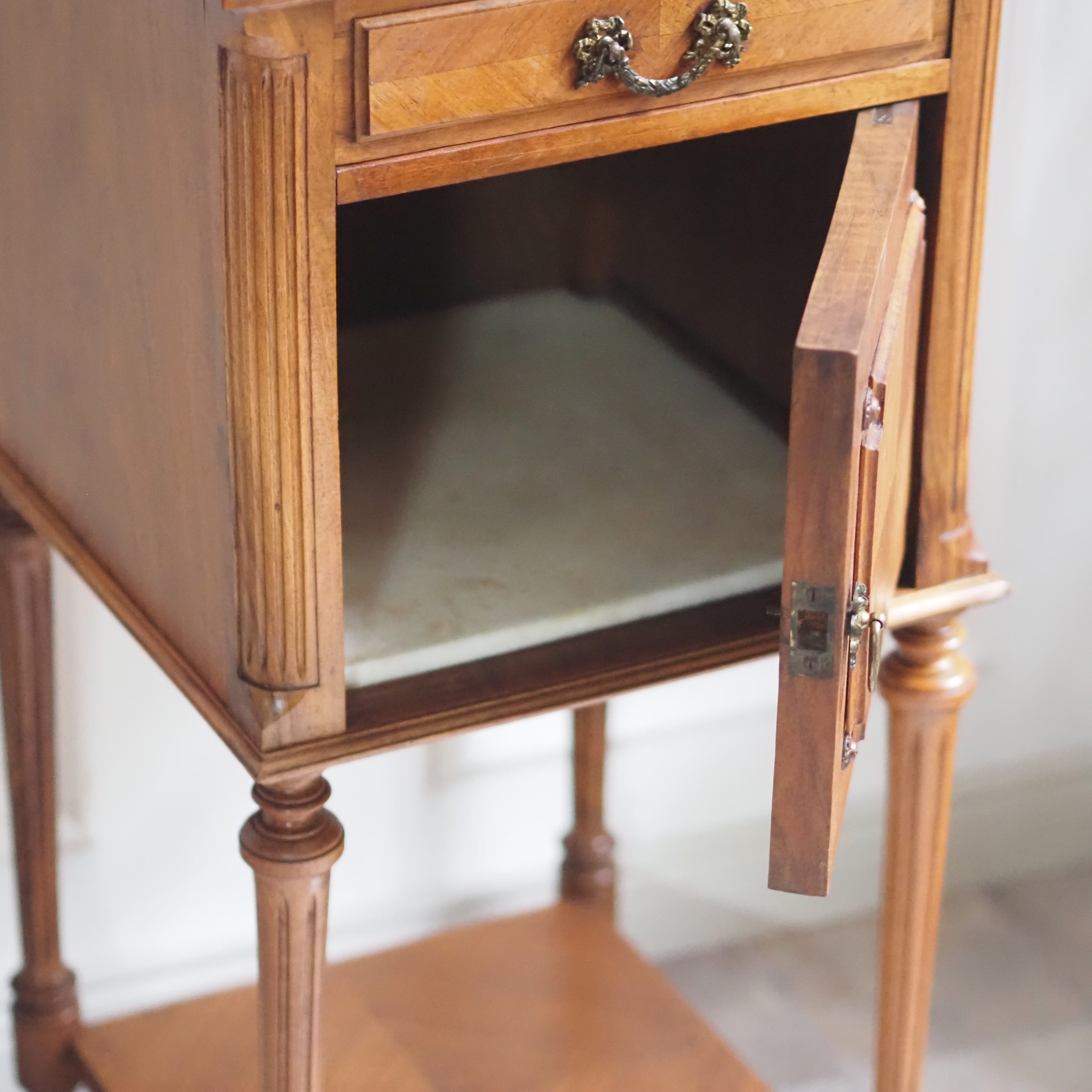 Nachttisch Louis XVI Stil Eiche Frankreich um 1900