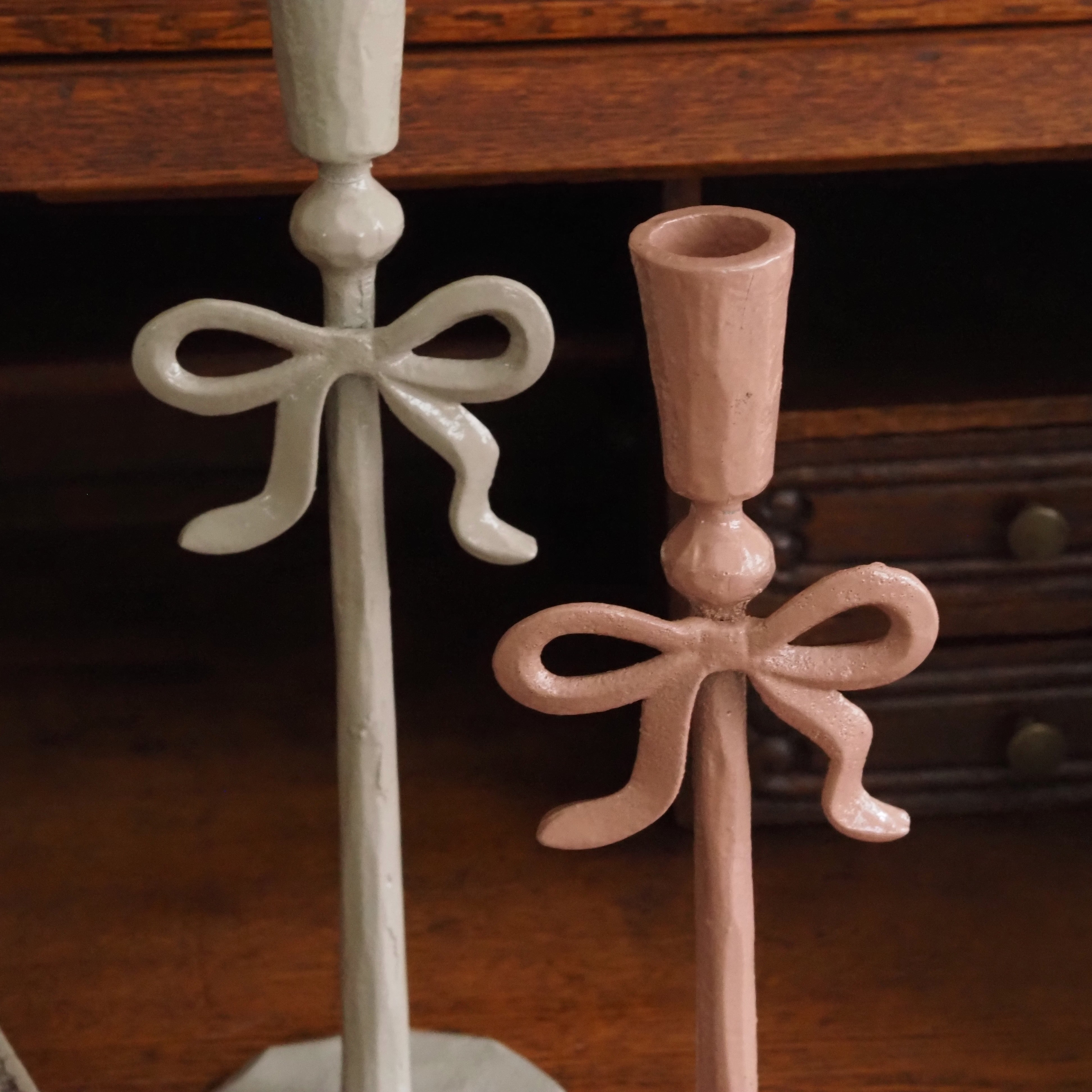 2er Set Metall-Kerzenhalter · Schleifenform in Rosa und Beige