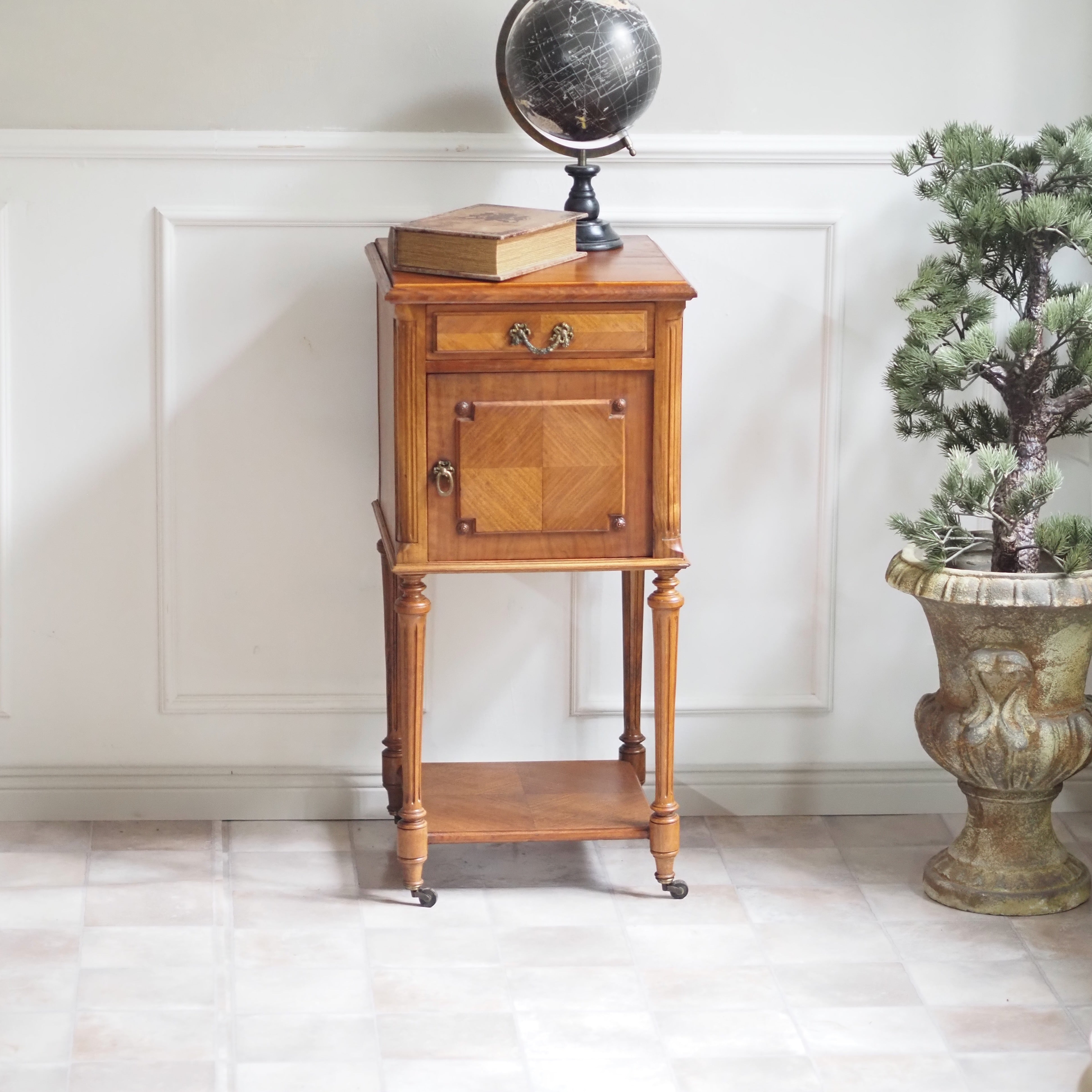 Nachttisch Louis XVI Stil Eiche Frankreich um 1900