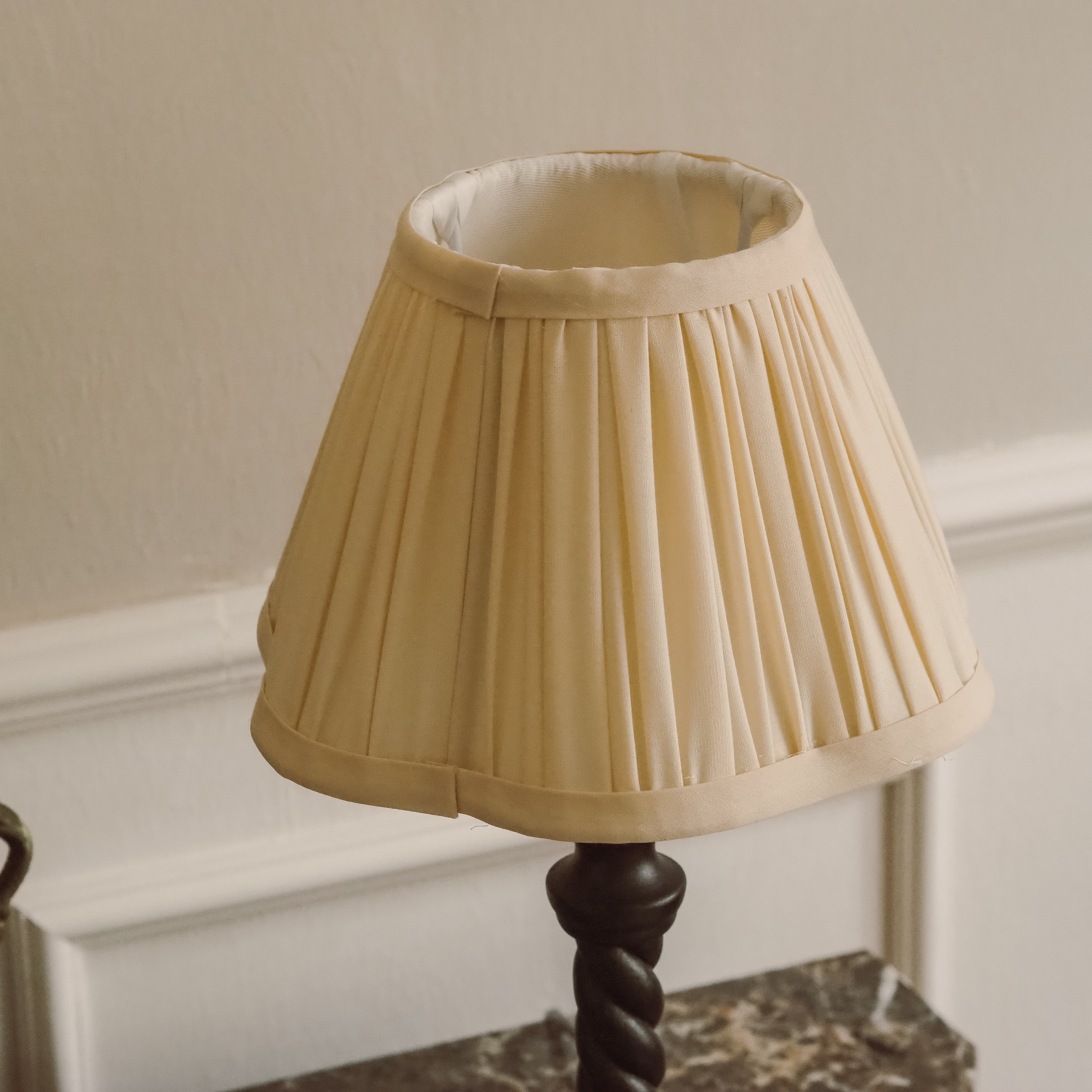 Lampenschirm Creme · Plissierter Stoffschirm in klassischer Kegelform, Größe S & M