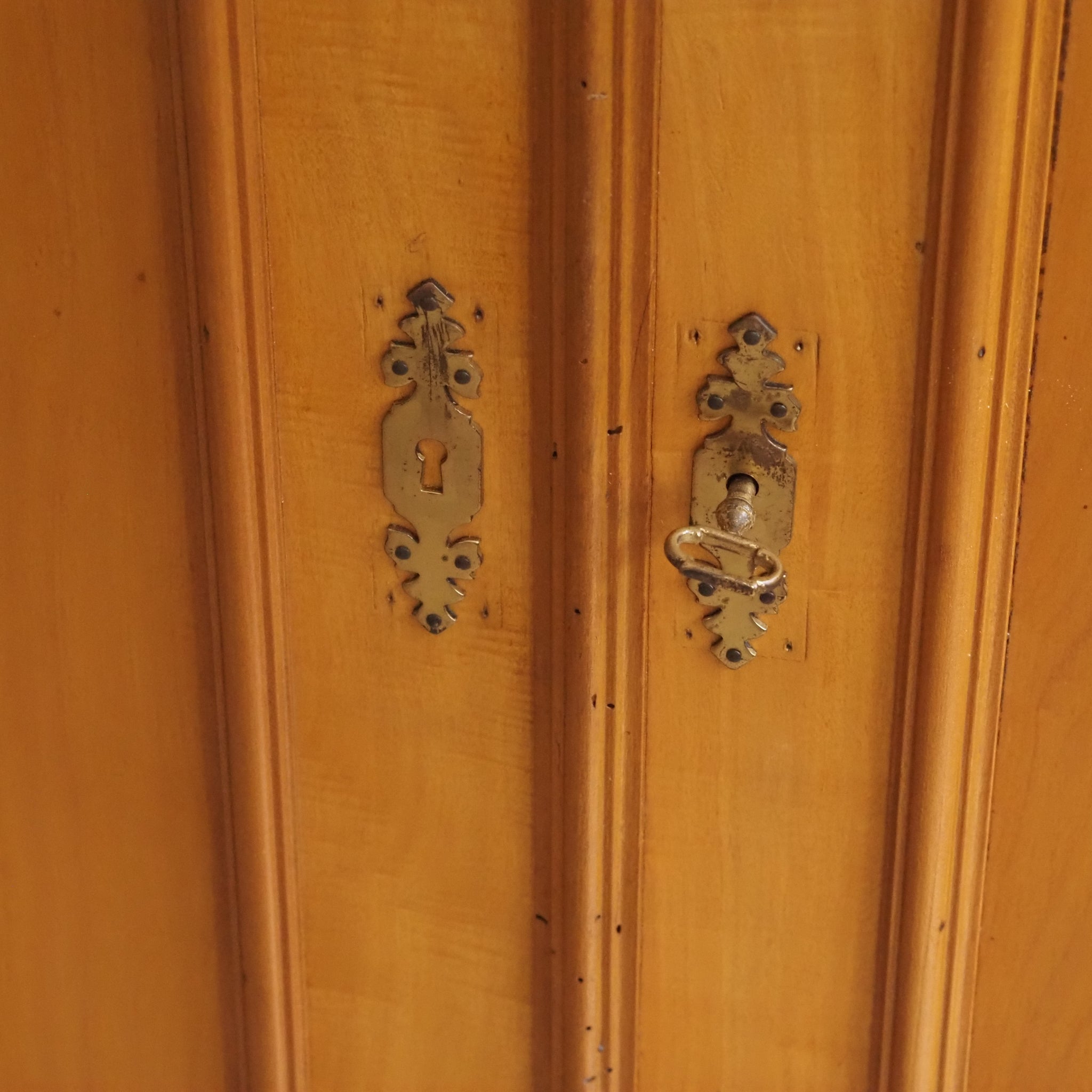 Antiker Vertiko Schrank aus Pappelholz, um 1890
