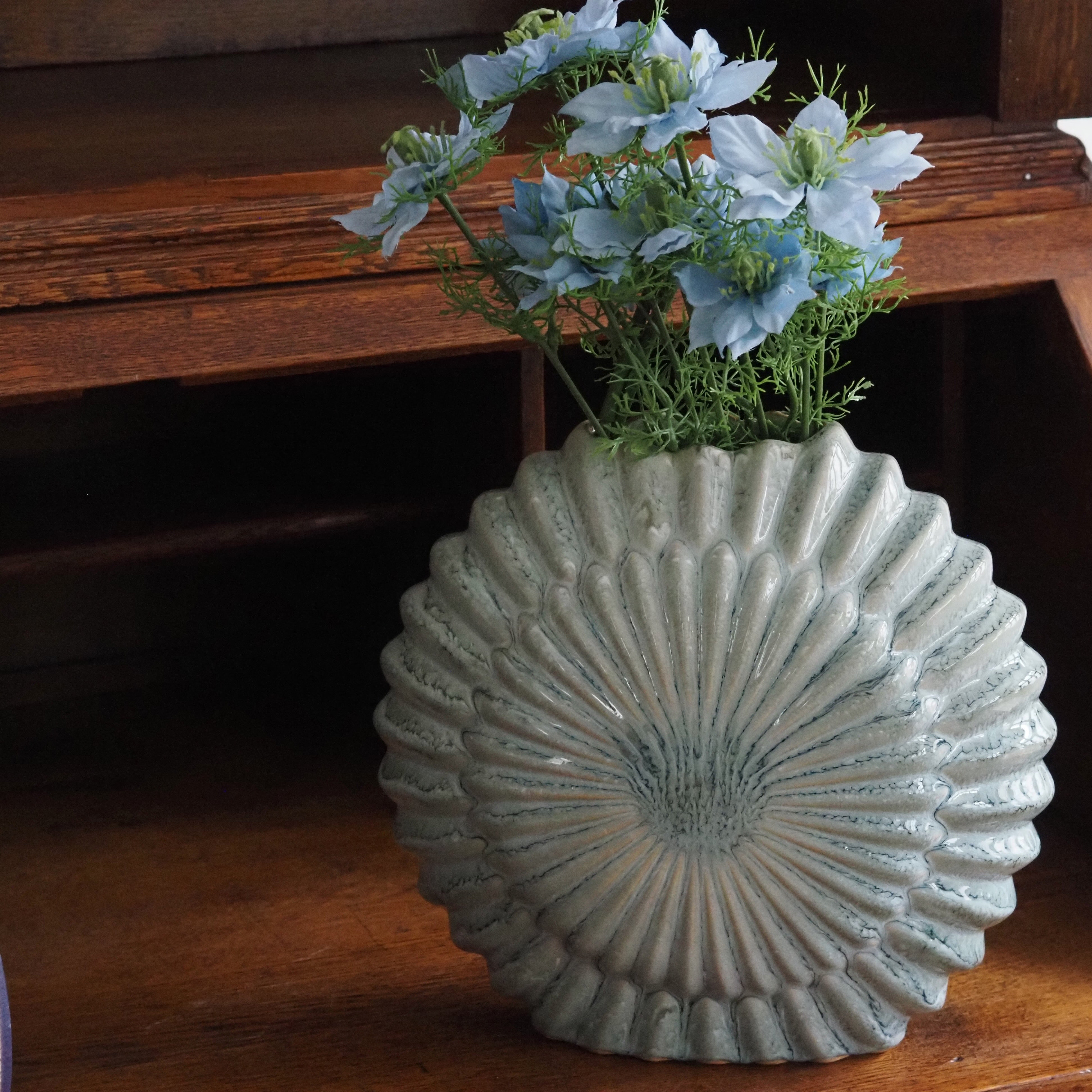Keramikvase Graublau · Scheibenförmig mit radialem Rippenrelief · Organische Moderne