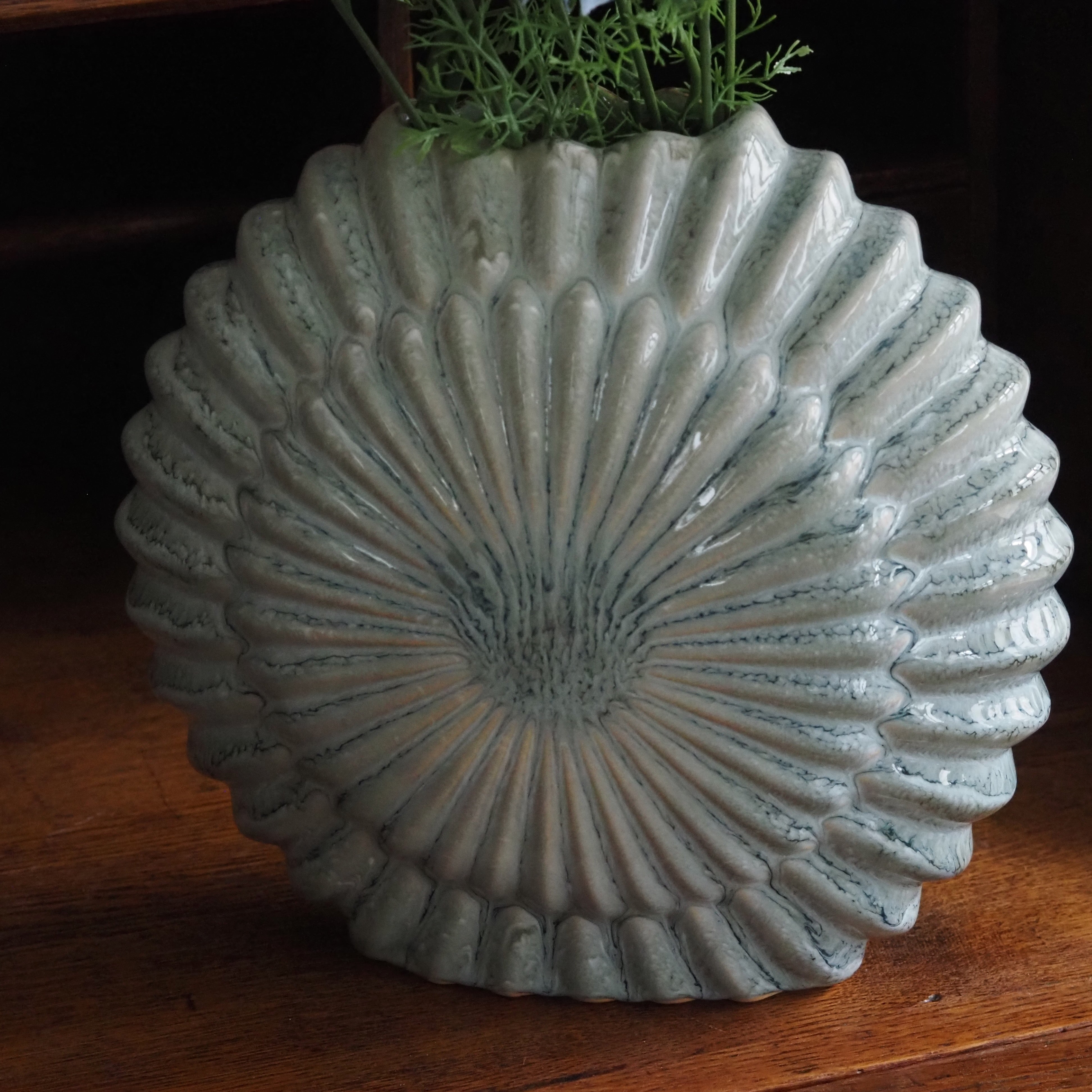 Keramikvase Graublau · Scheibenförmig mit radialem Rippenrelief · Organische Moderne