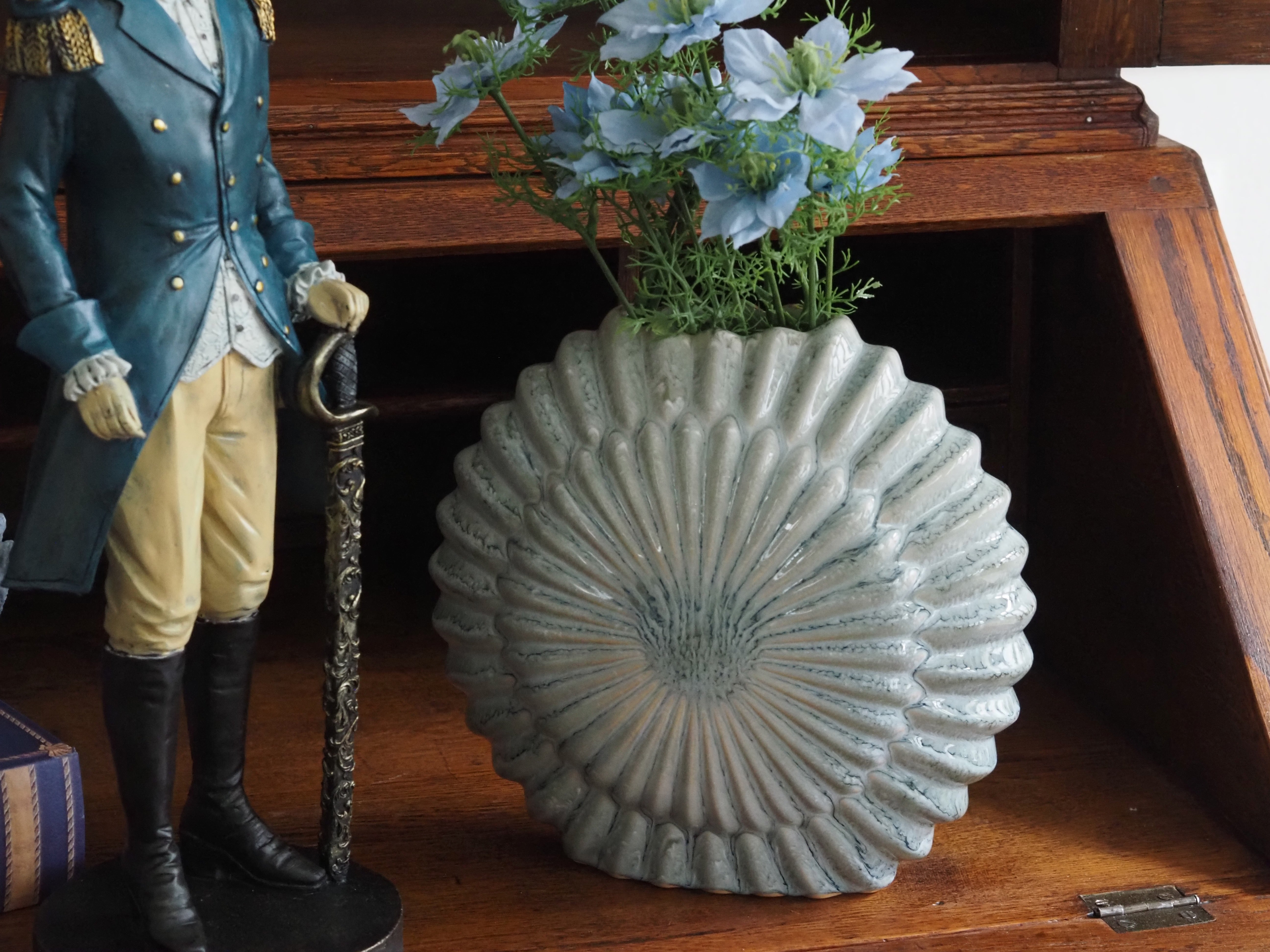 Keramikvase Graublau · Scheibenförmig mit radialem Rippenrelief · Organische Moderne