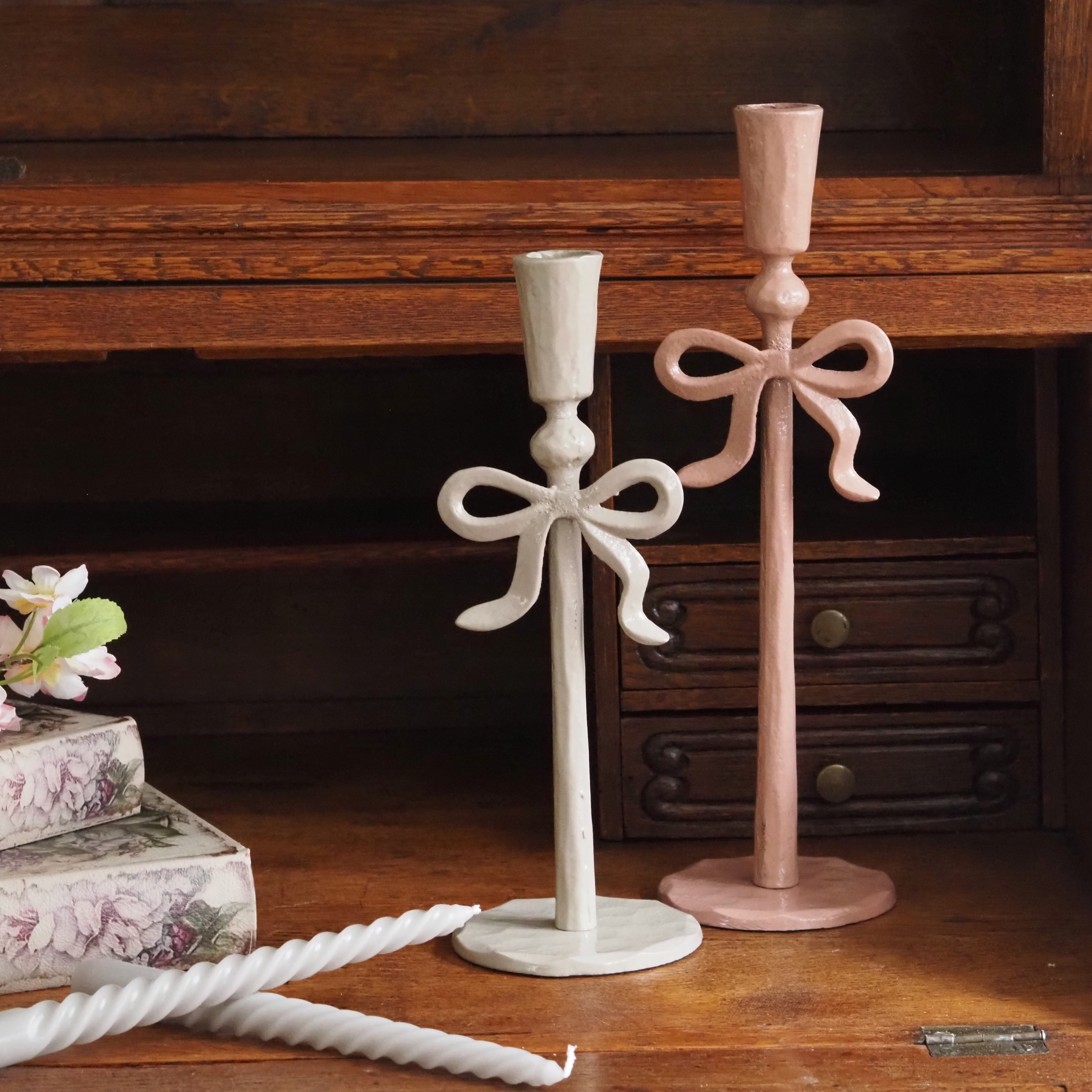 2er Set Metall-Kerzenhalter · Schleifenform in Rosa und Beige