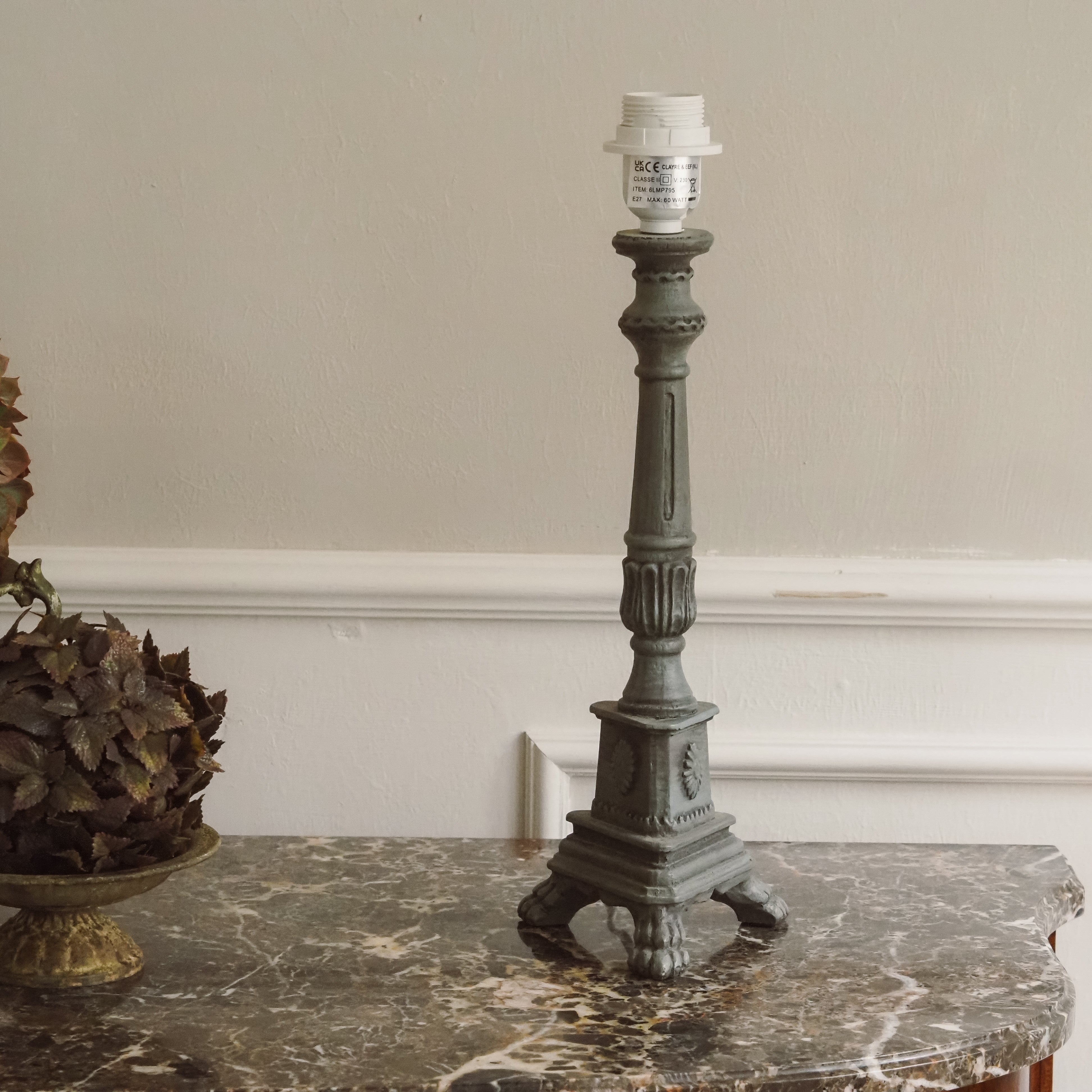 Tischlampe Fuß Graugrün · Klassizistischer Säulenfuß mit Tatzenfüßen und Patina-Finish