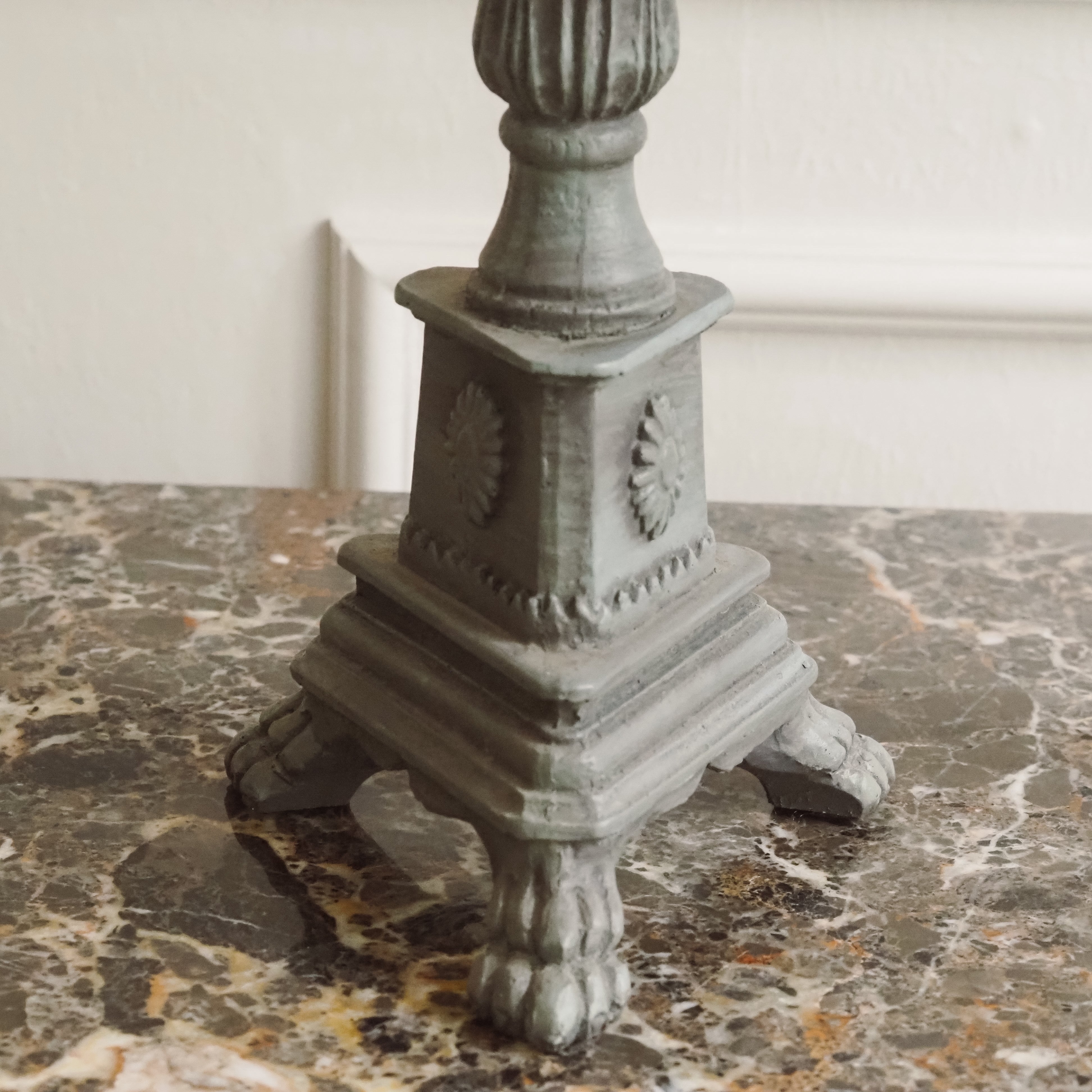 Tischlampe Fuß Graugrün · Klassizistischer Säulenfuß mit Tatzenfüßen und Patina-Finish
