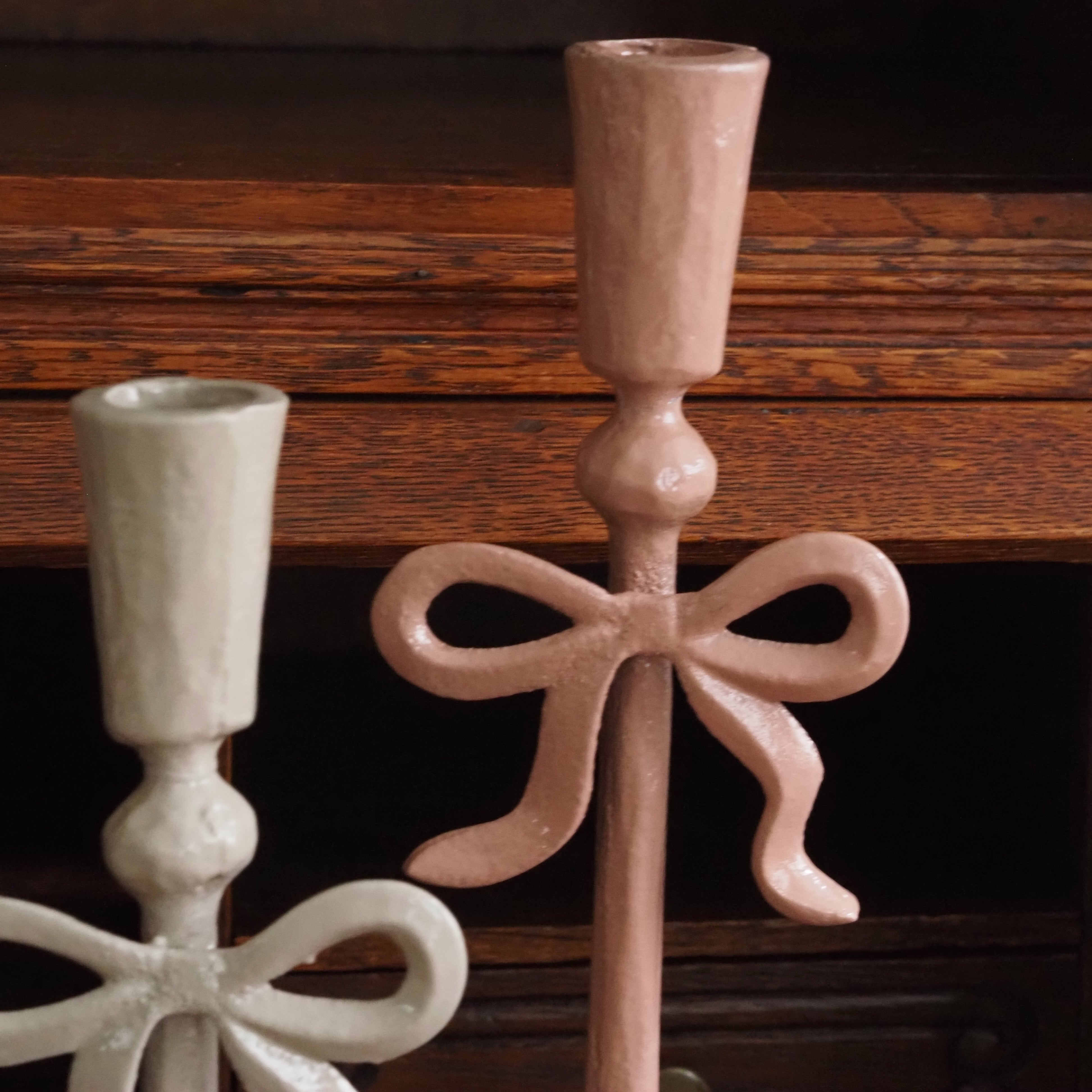 2er Set Metall-Kerzenhalter · Schleifenform in Rosa und Beige