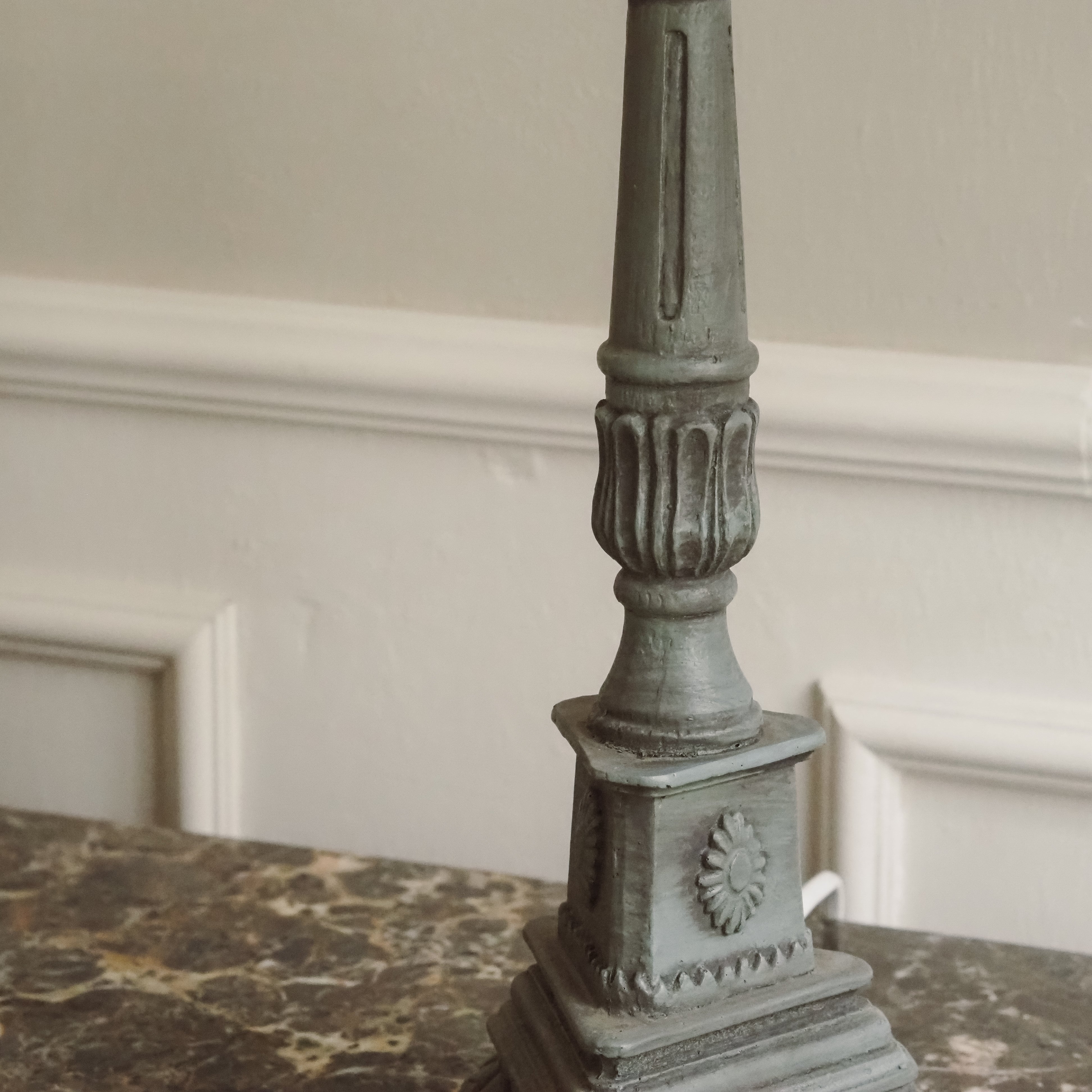 Tischlampe Fuß Graugrün · Klassizistischer Säulenfuß mit Tatzenfüßen und Patina-Finish
