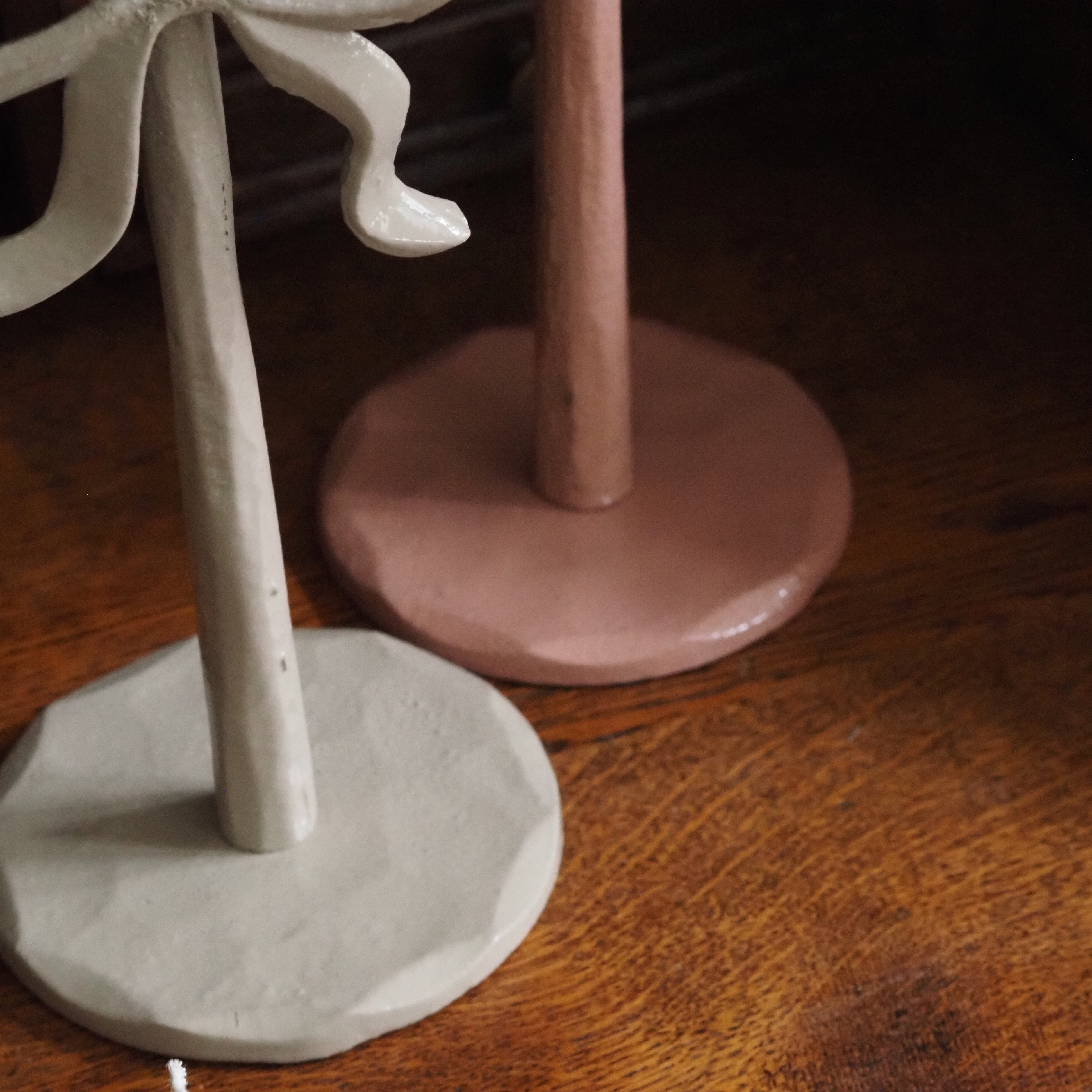 2er Set Metall-Kerzenhalter · Schleifenform in Rosa und Beige