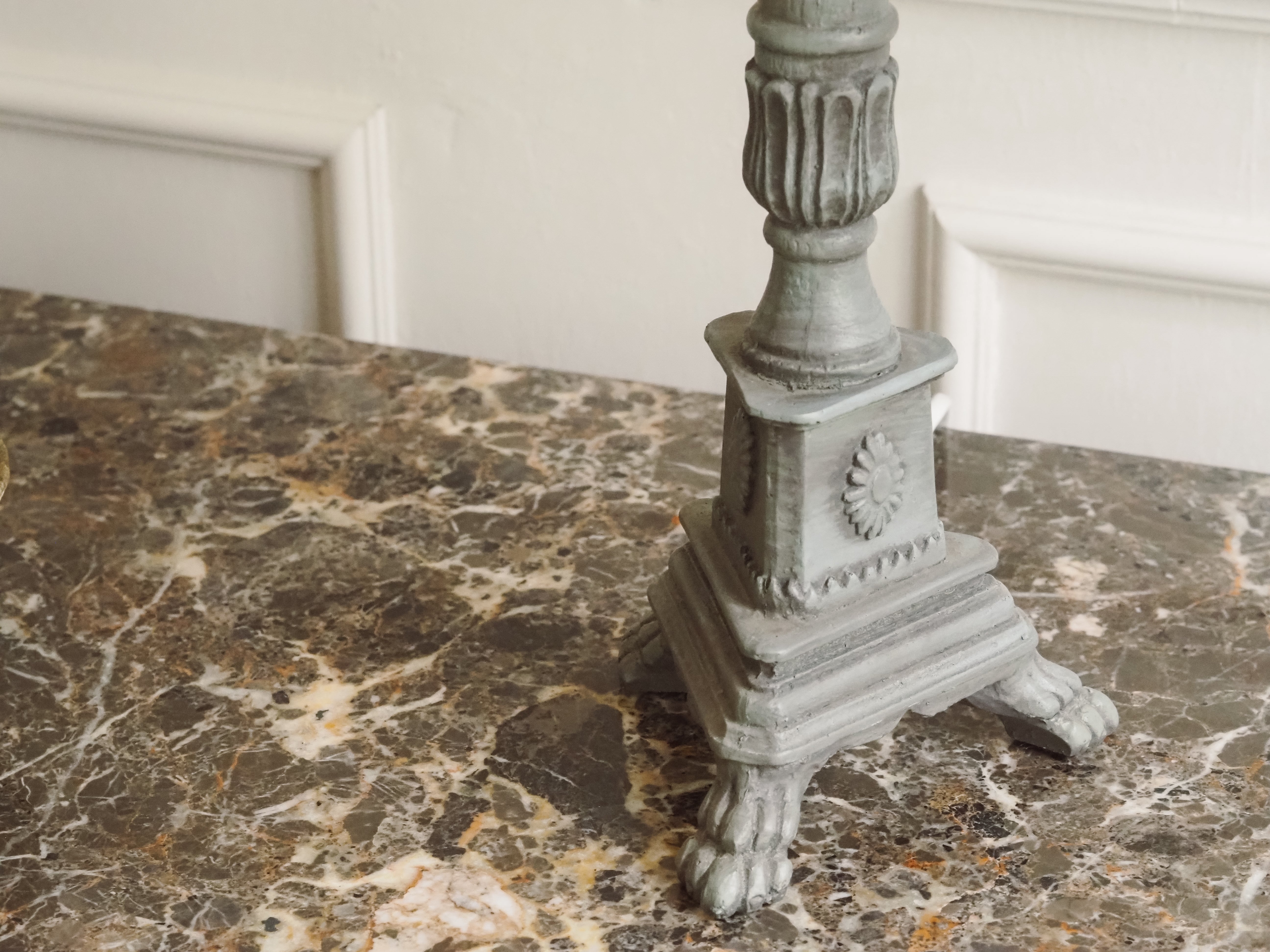 Tischlampe Fuß Graugrün · Klassizistischer Säulenfuß mit Tatzenfüßen und Patina-Finish