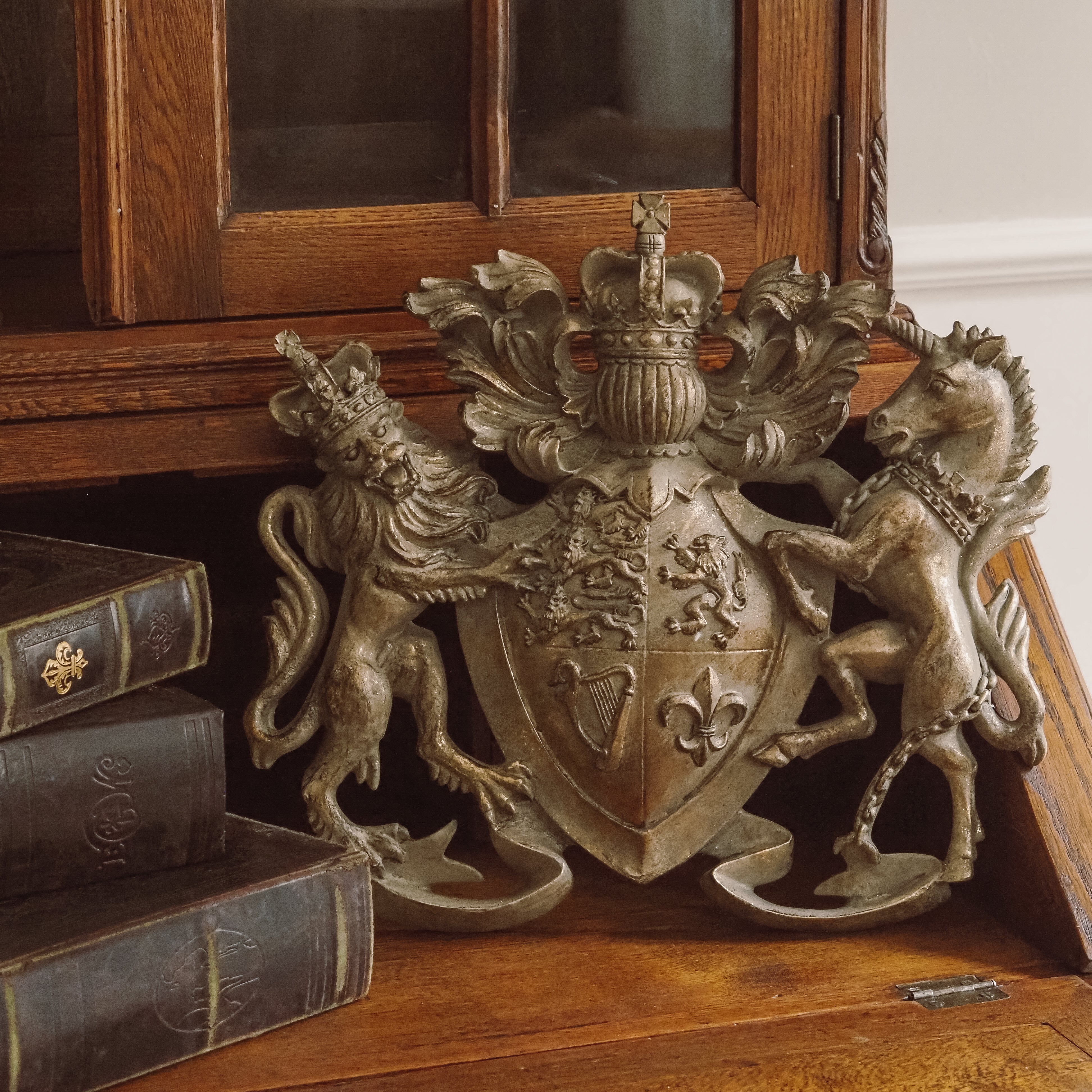 Barocke Wandplakette · historisierendes Wappenrelief mit antiker Patina