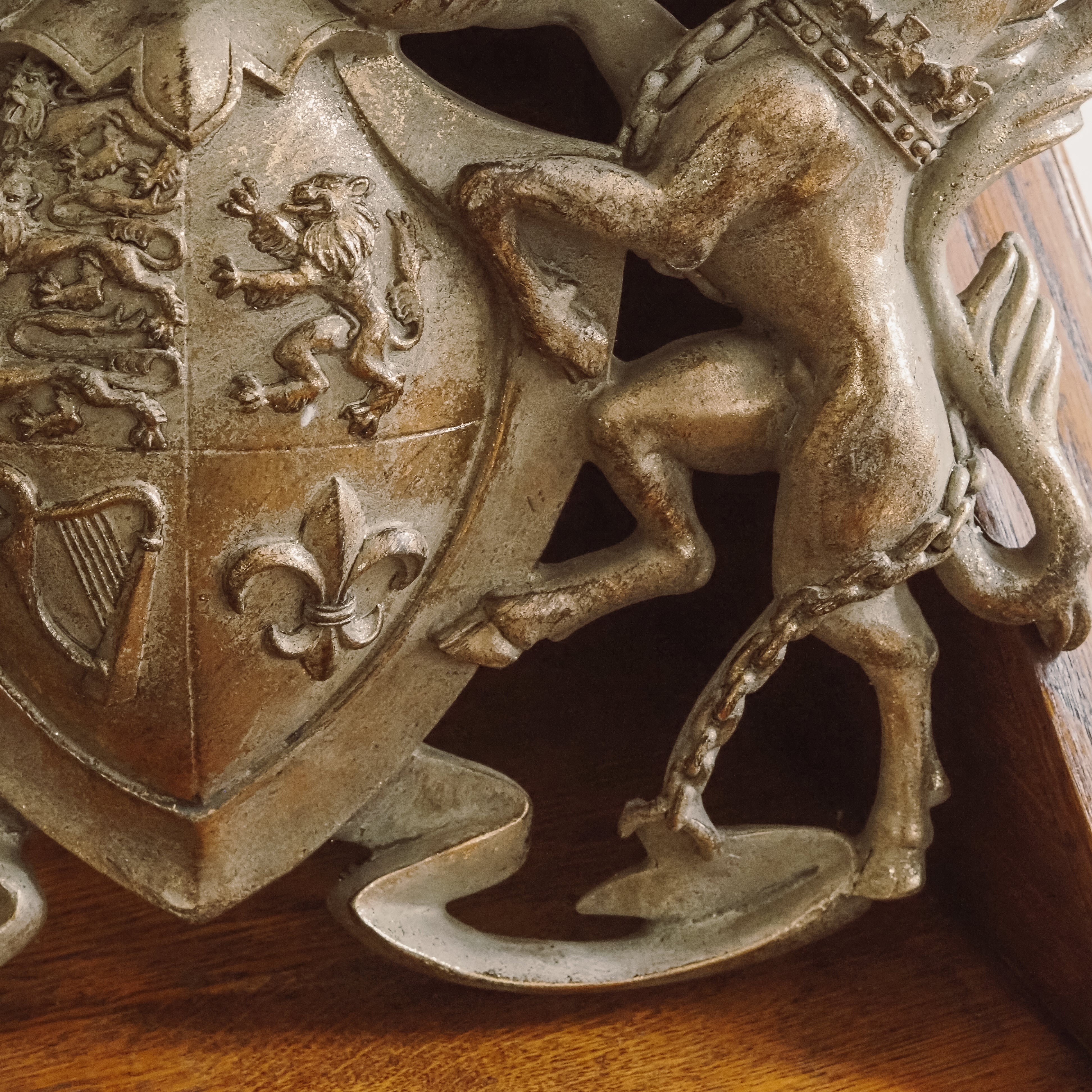Barocke Wandplakette · historisierendes Wappenrelief mit antiker Patina