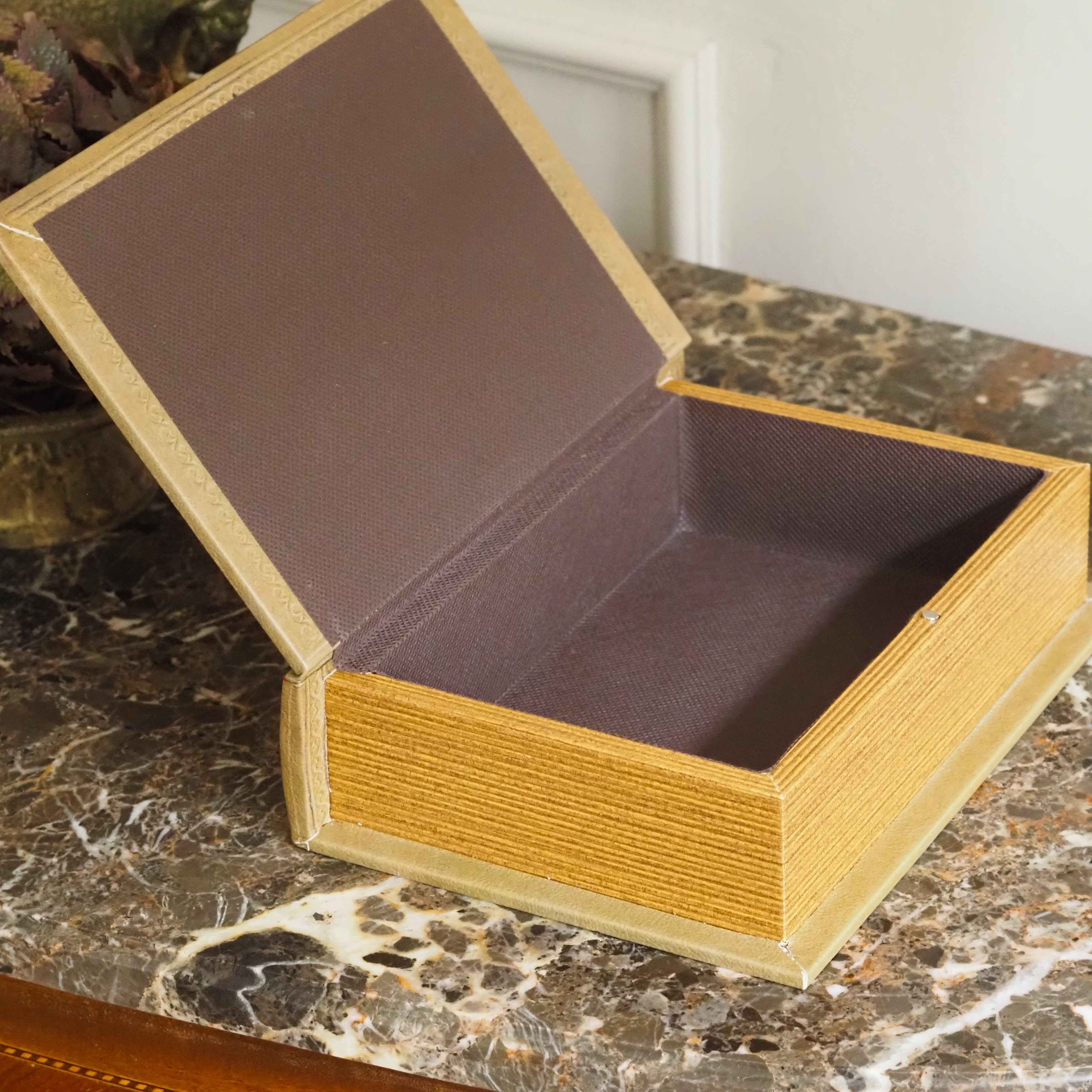 Aufbewahrungsbuch Olivbeige · Geprägte Buchbox im Stil viktorianischer Prachteinbände