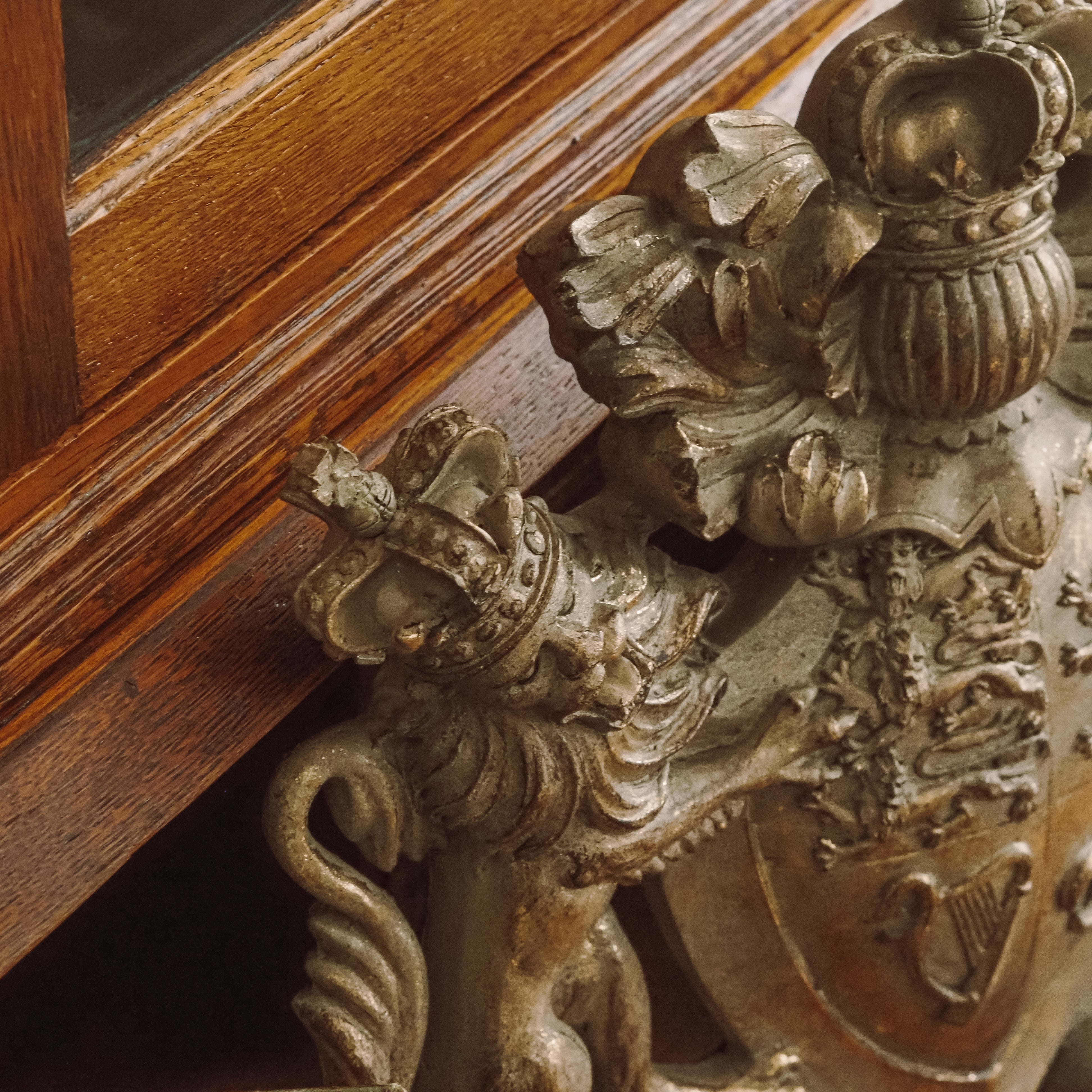 Barocke Wandplakette · historisierendes Wappenrelief mit antiker Patina