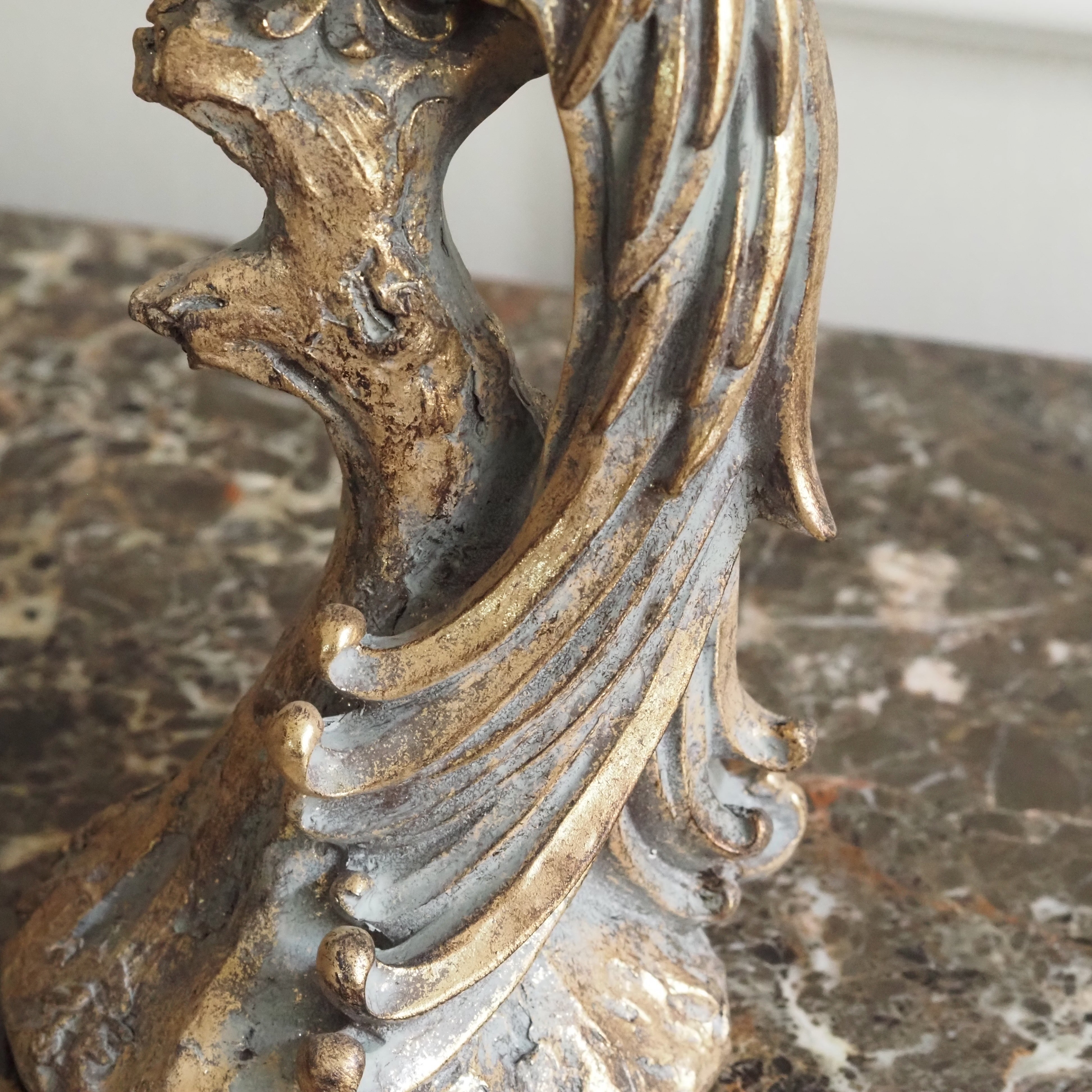Kerzenständer Pfau · Figürlicher Antikgold-Kerzenhalter in Historismus-Formensprache