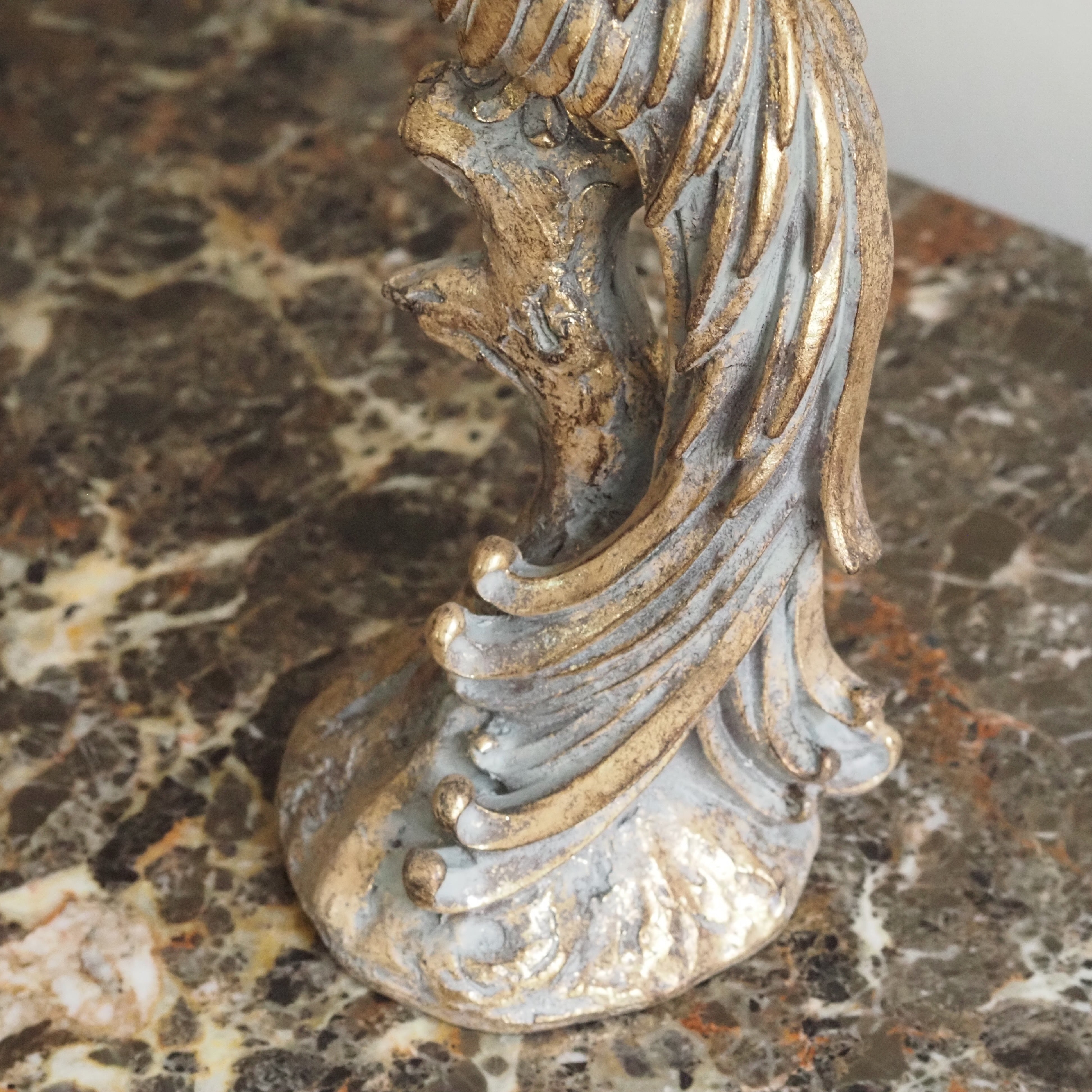 Kerzenständer Pfau · Figürlicher Antikgold-Kerzenhalter in Historismus-Formensprache