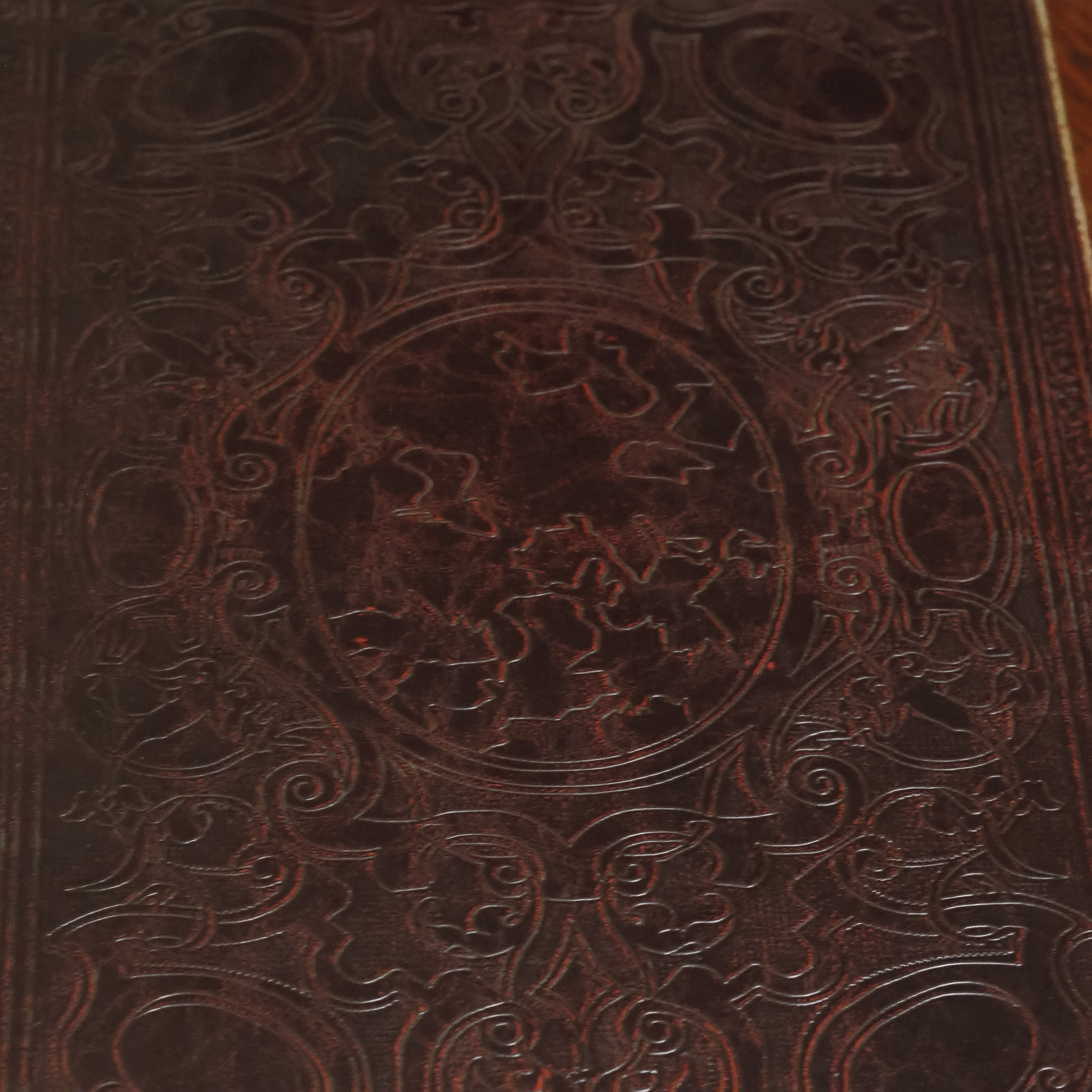Buchbox Bordeaux · Reliefgeprägter Einband in Lederoptik, Historismus