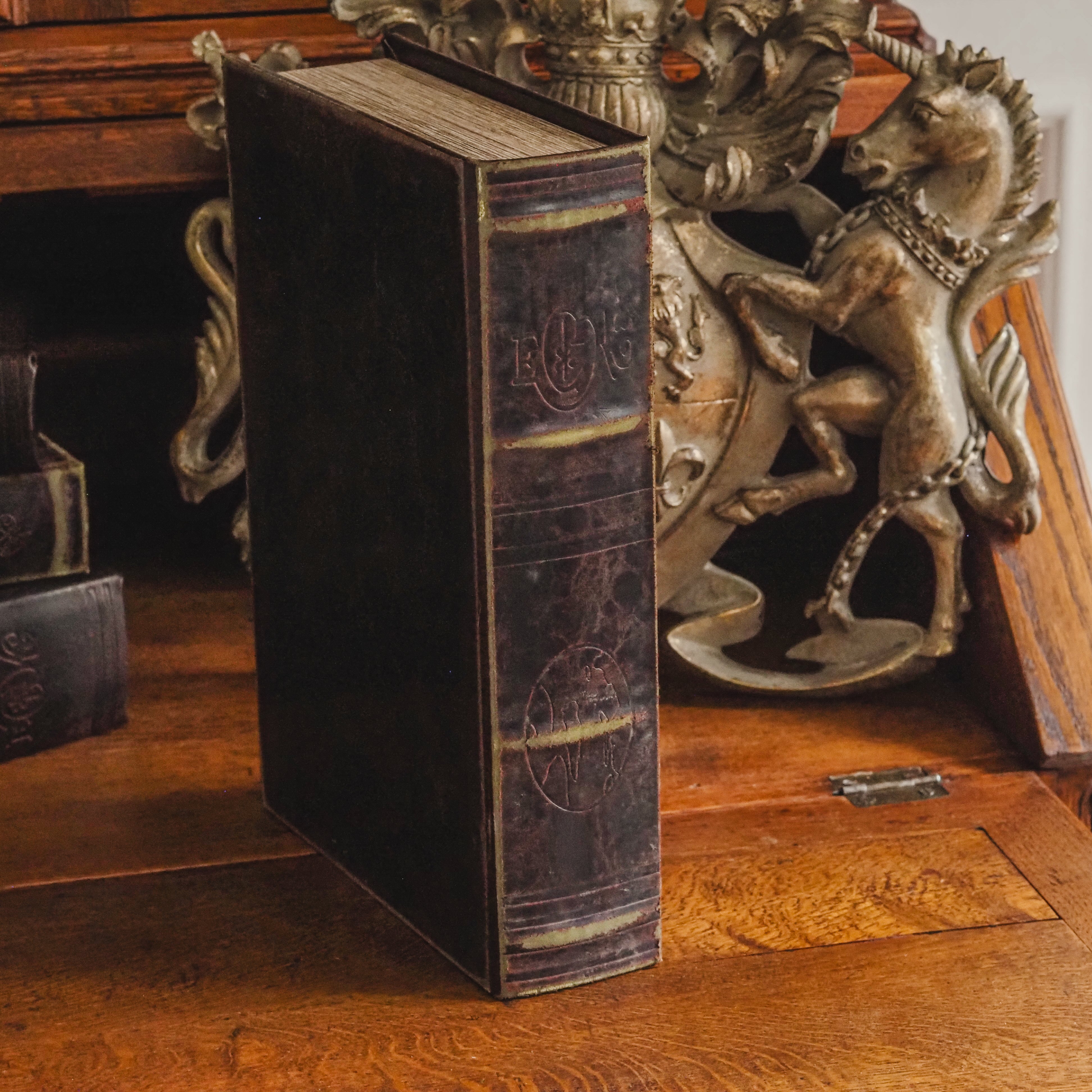 Buchbox Bordeaux · Reliefgeprägter Einband in Lederoptik, Historismus