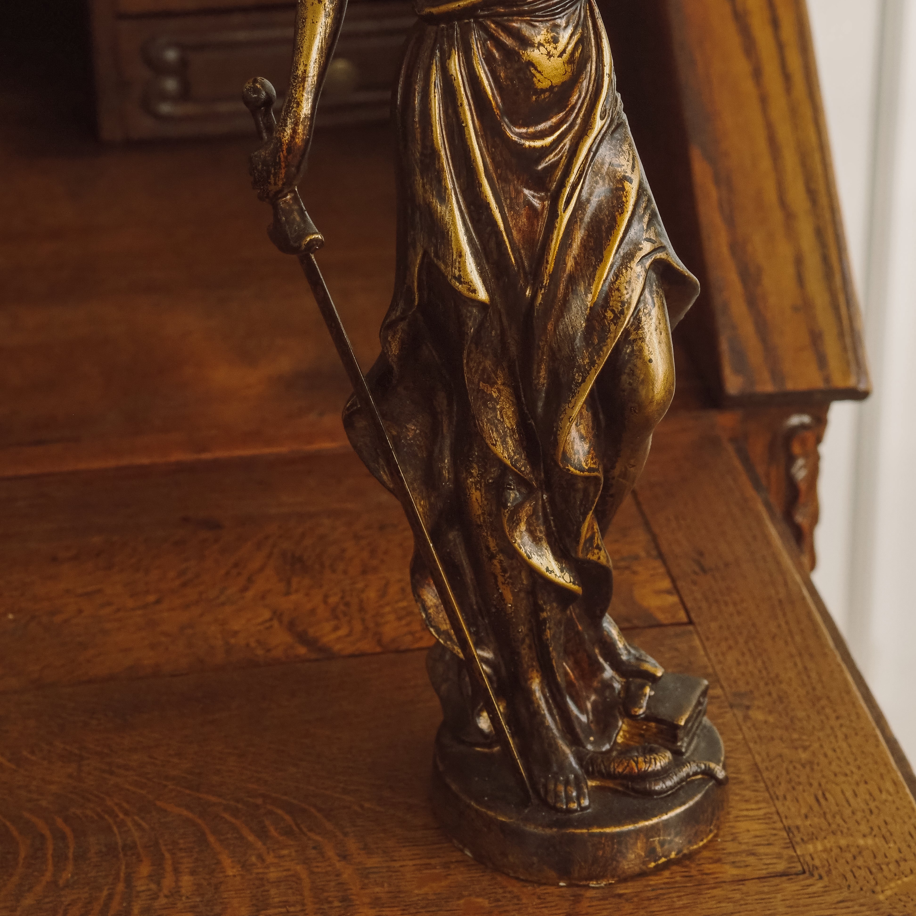 Justitia Figur · historisierende Skulptur mit Waage