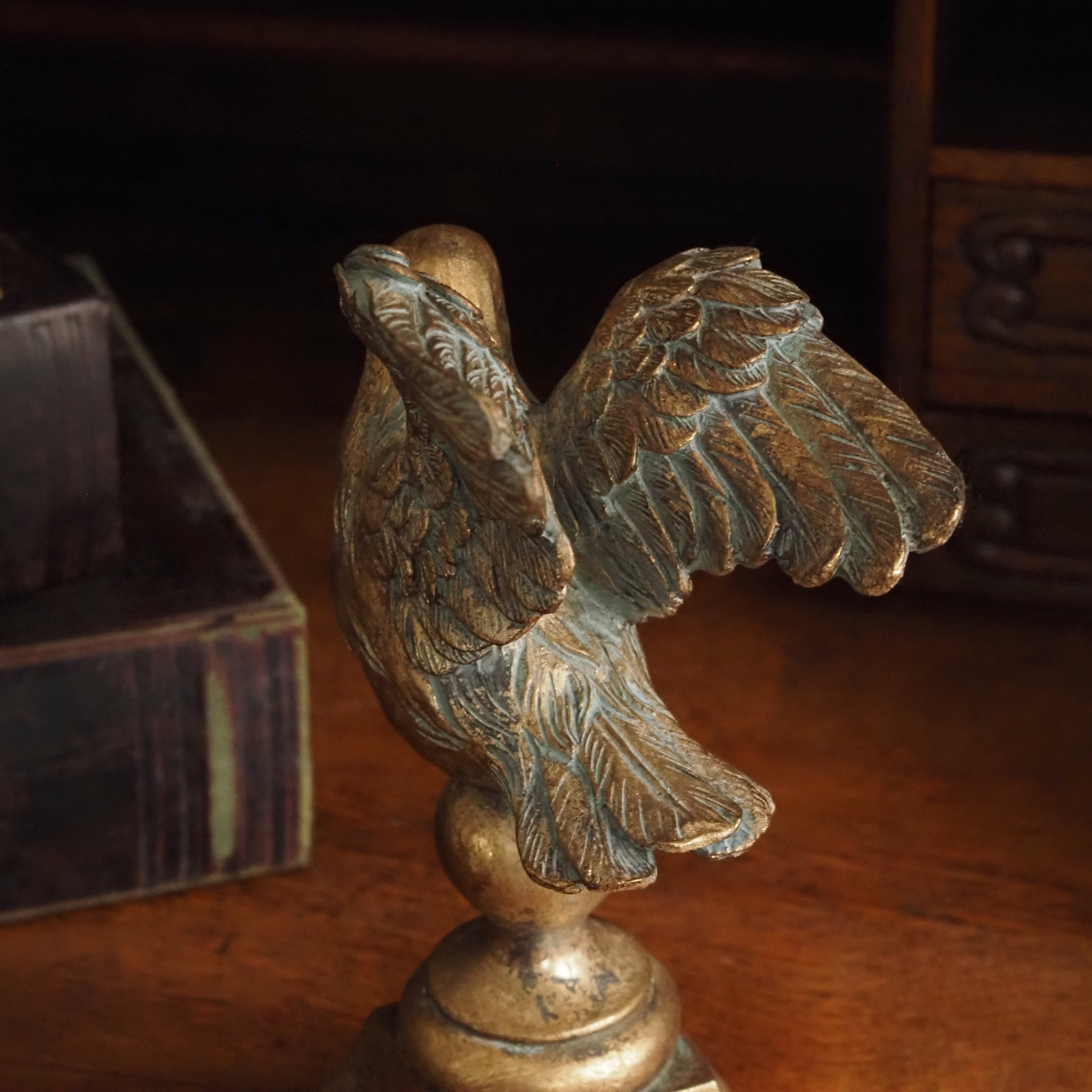 Vogelfigur auf Sockel · historisierende Dekoration in Antikoptik