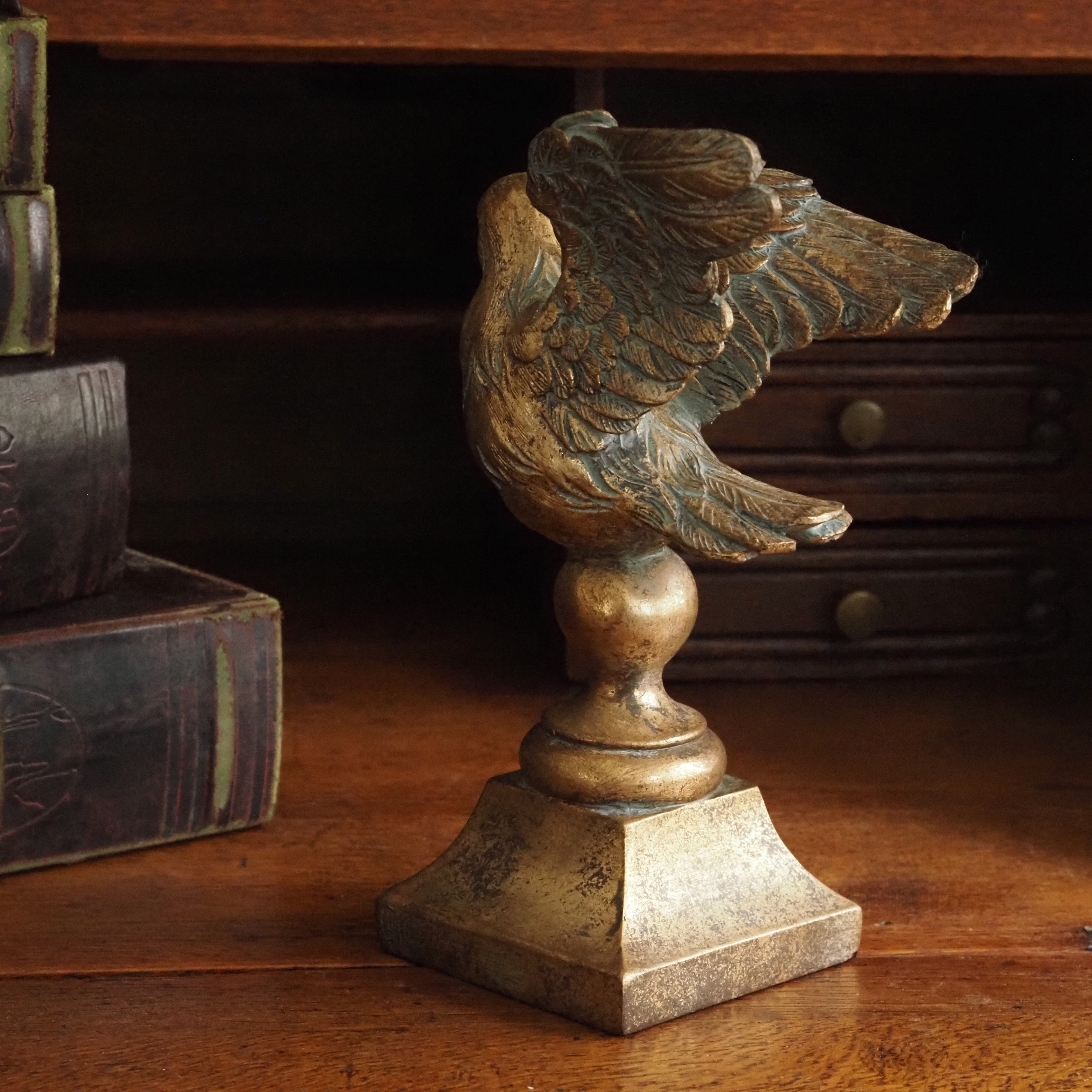 Vogelfigur auf Sockel · historisierende Dekoration in Antikoptik
