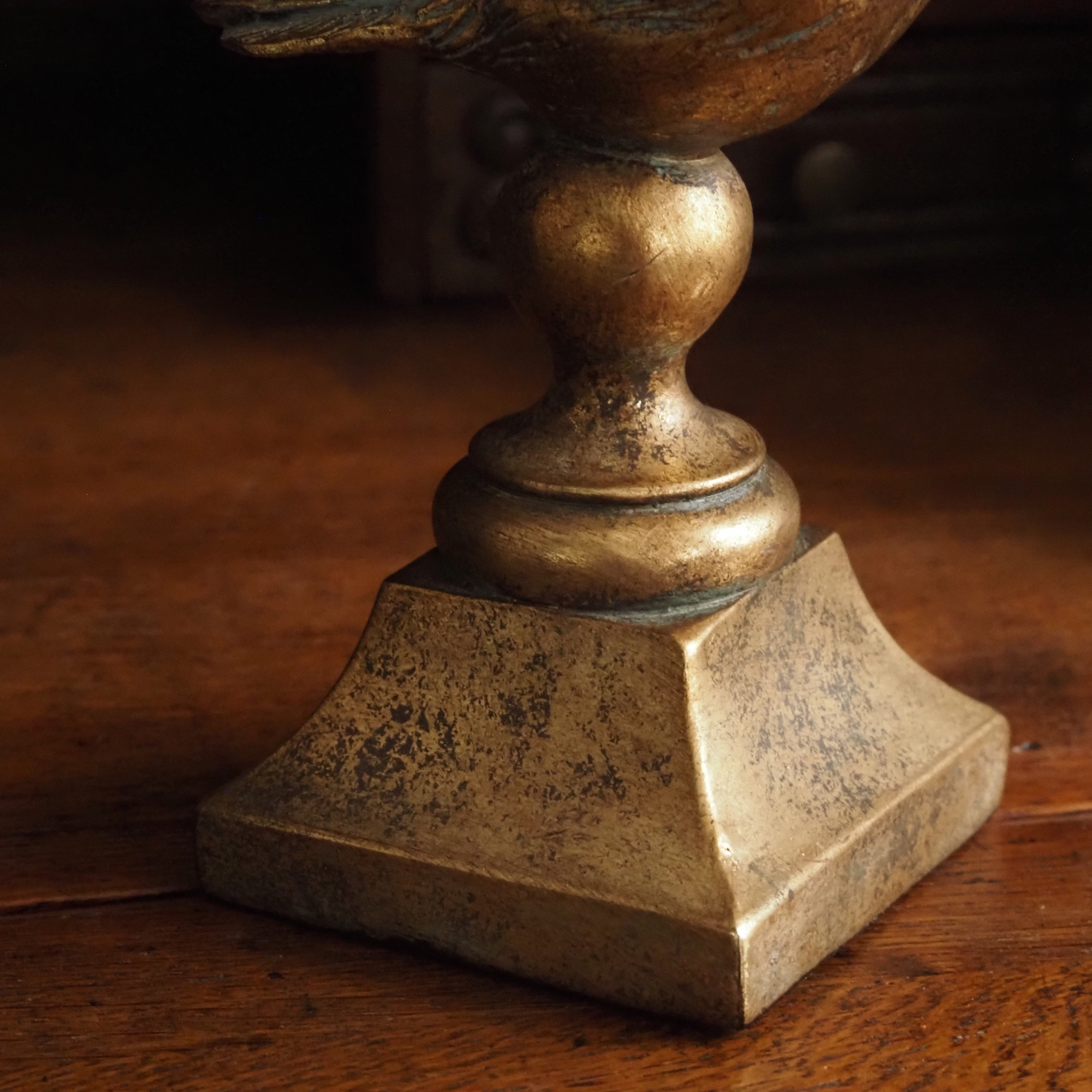 Vogelfigur auf Sockel · historisierende Dekoration in Antikoptik