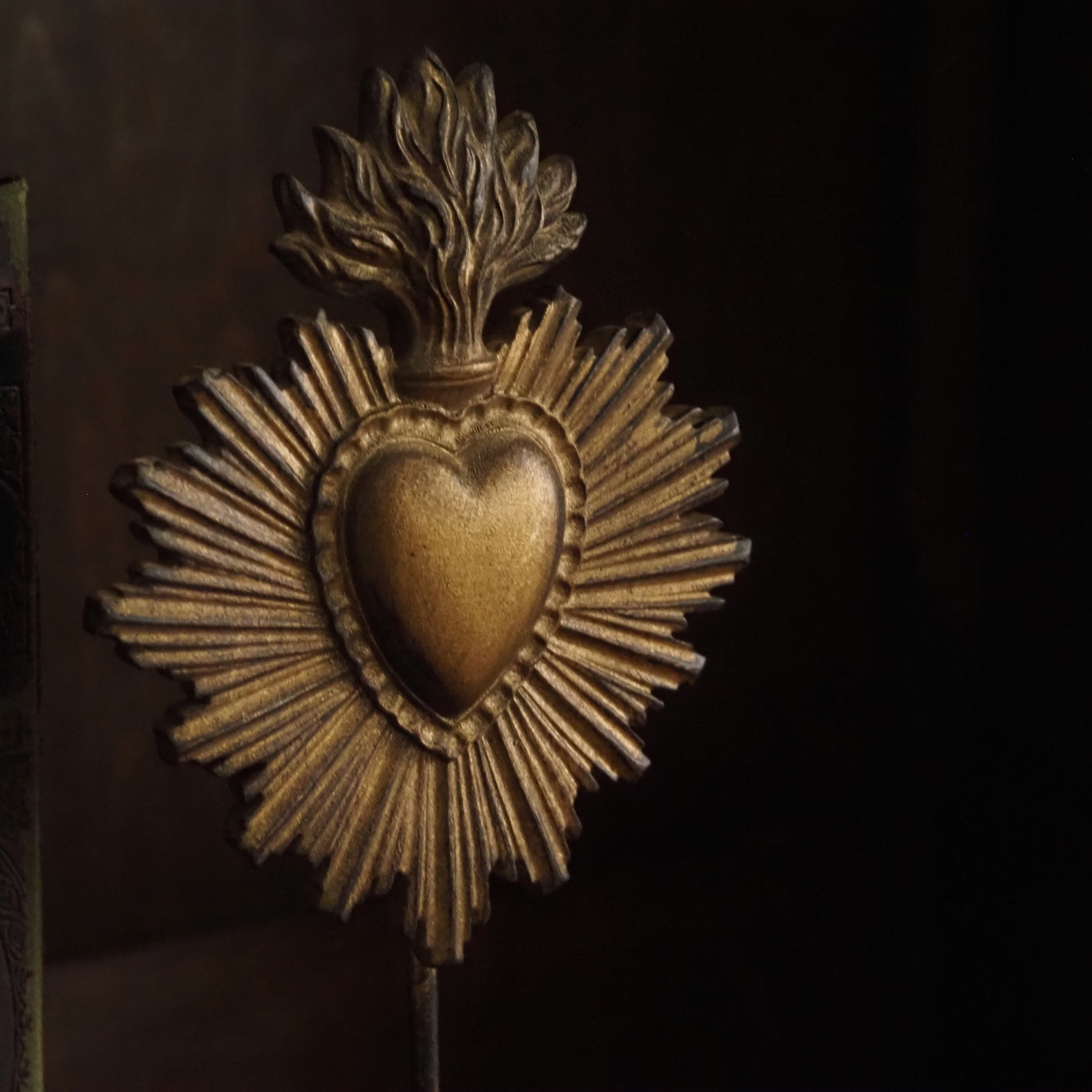 Dekoratives Herzornament auf Standfuß · historisierende Form