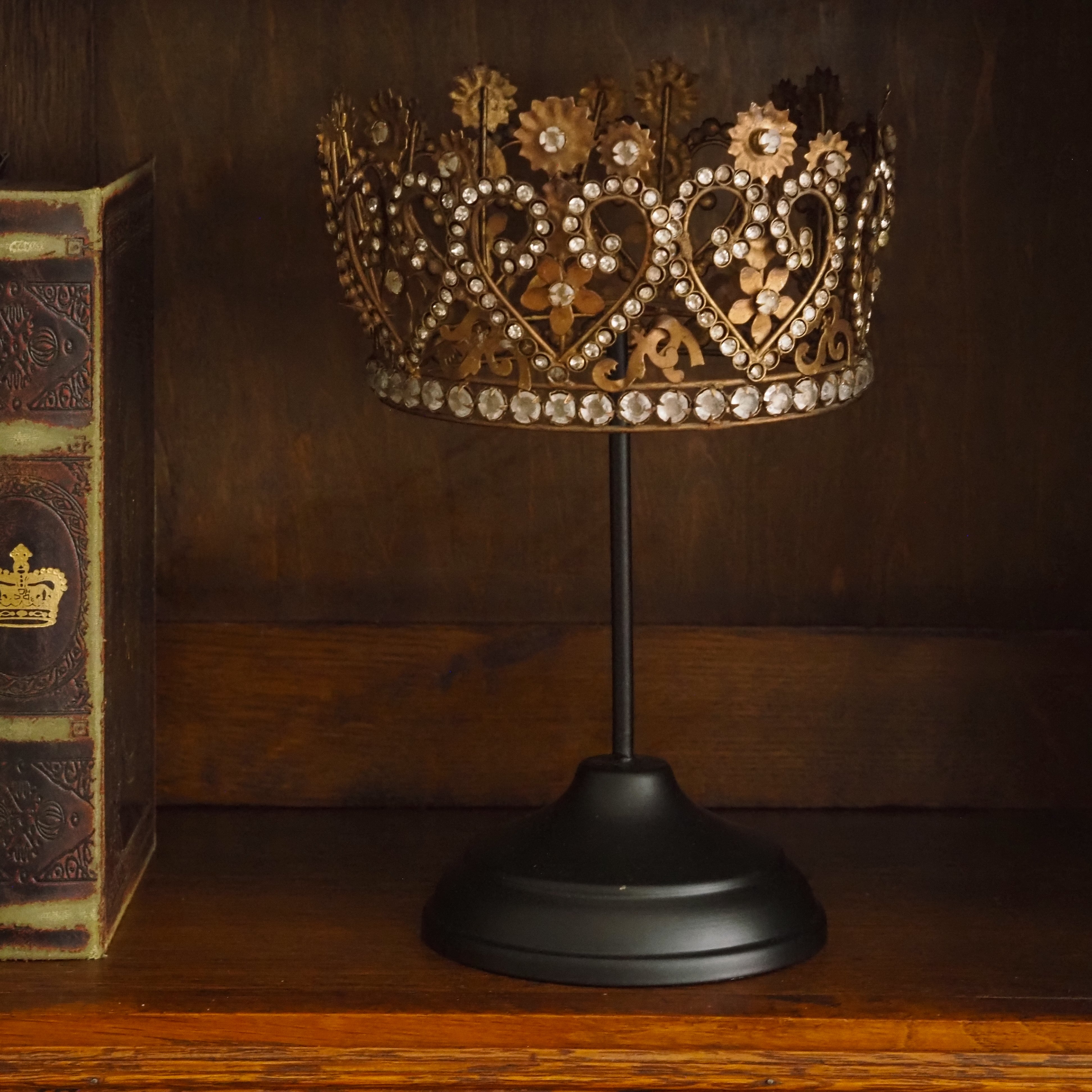 Dekokrone auf Fuß · historisierende Krone mit Glassteinen